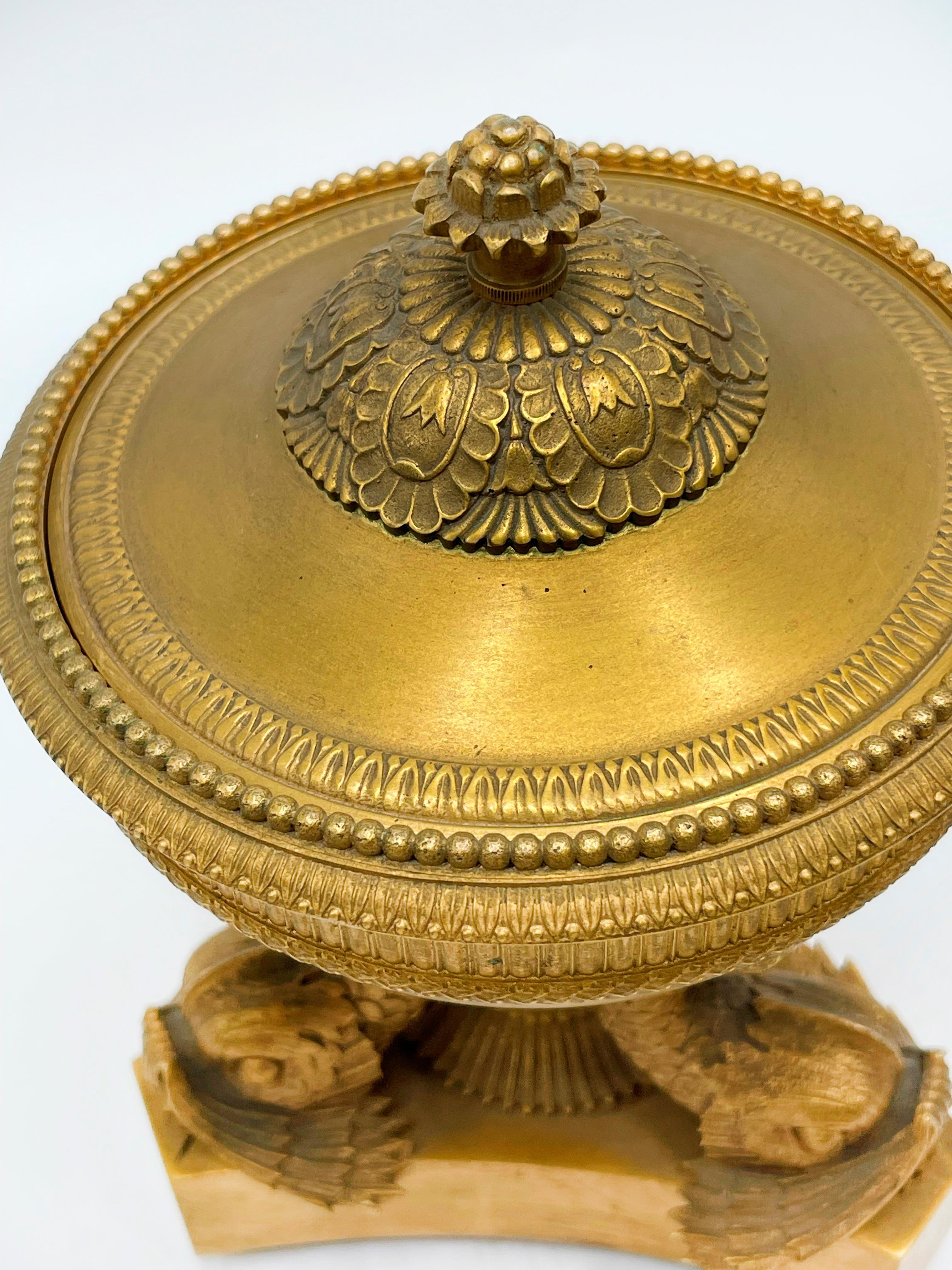Empire Elegant inkwell with lid in gold-patinated bronze. french empire