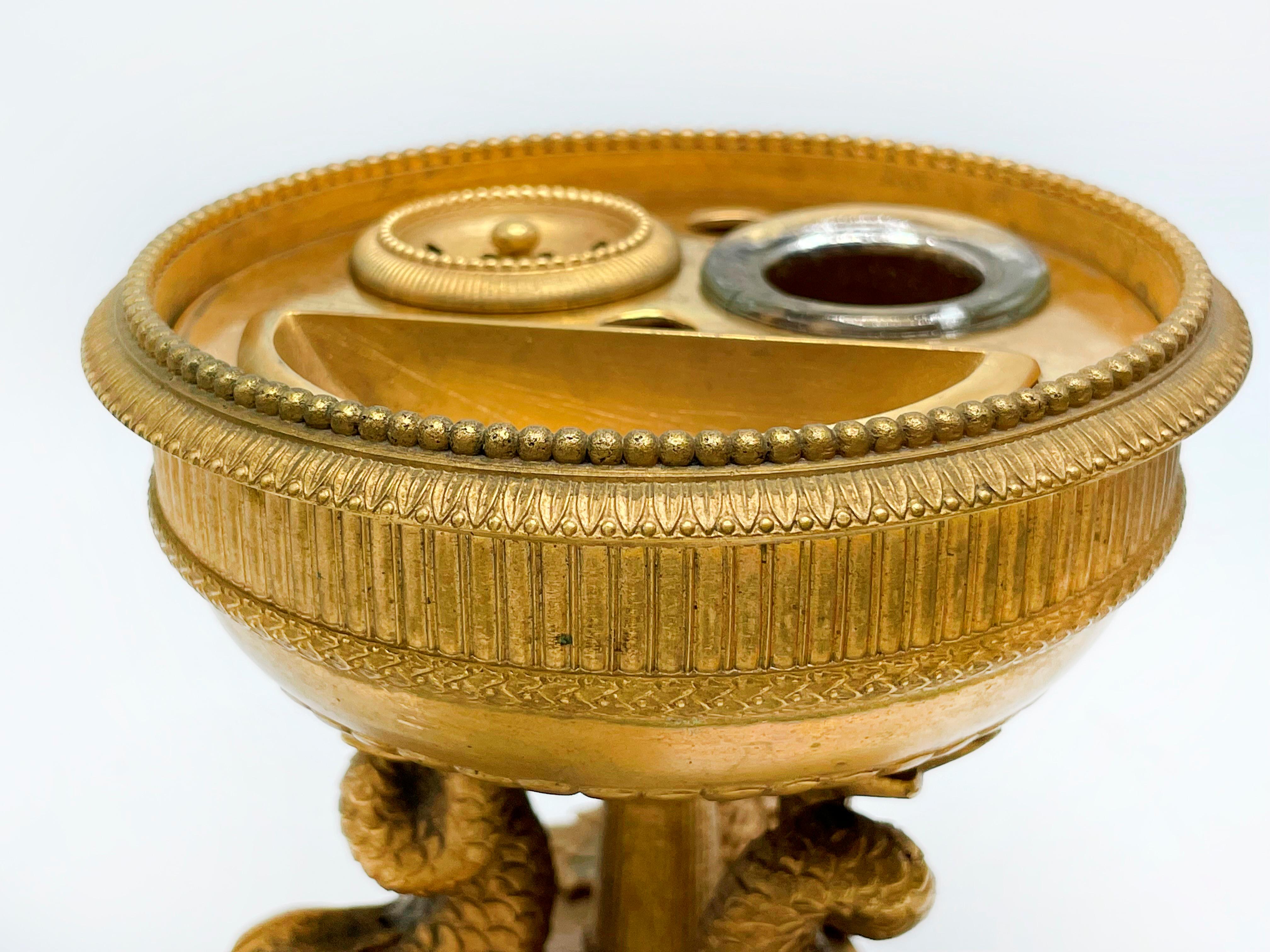 Gilt Elegant inkwell with lid in gold-patinated bronze. french empire