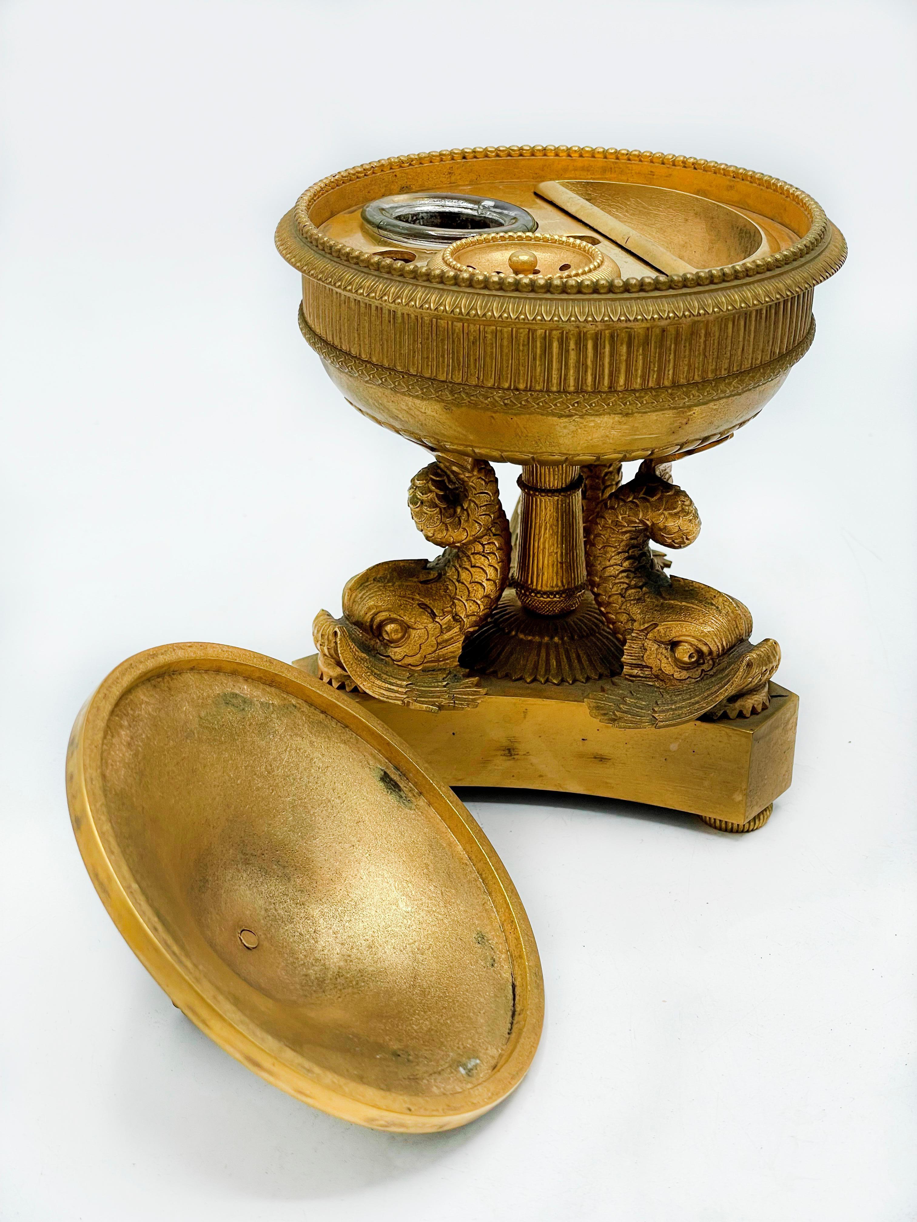 Elegant inkwell with lid in gold-patinated bronze. french empire In Good Condition In Autonomous City Buenos Aires, CABA