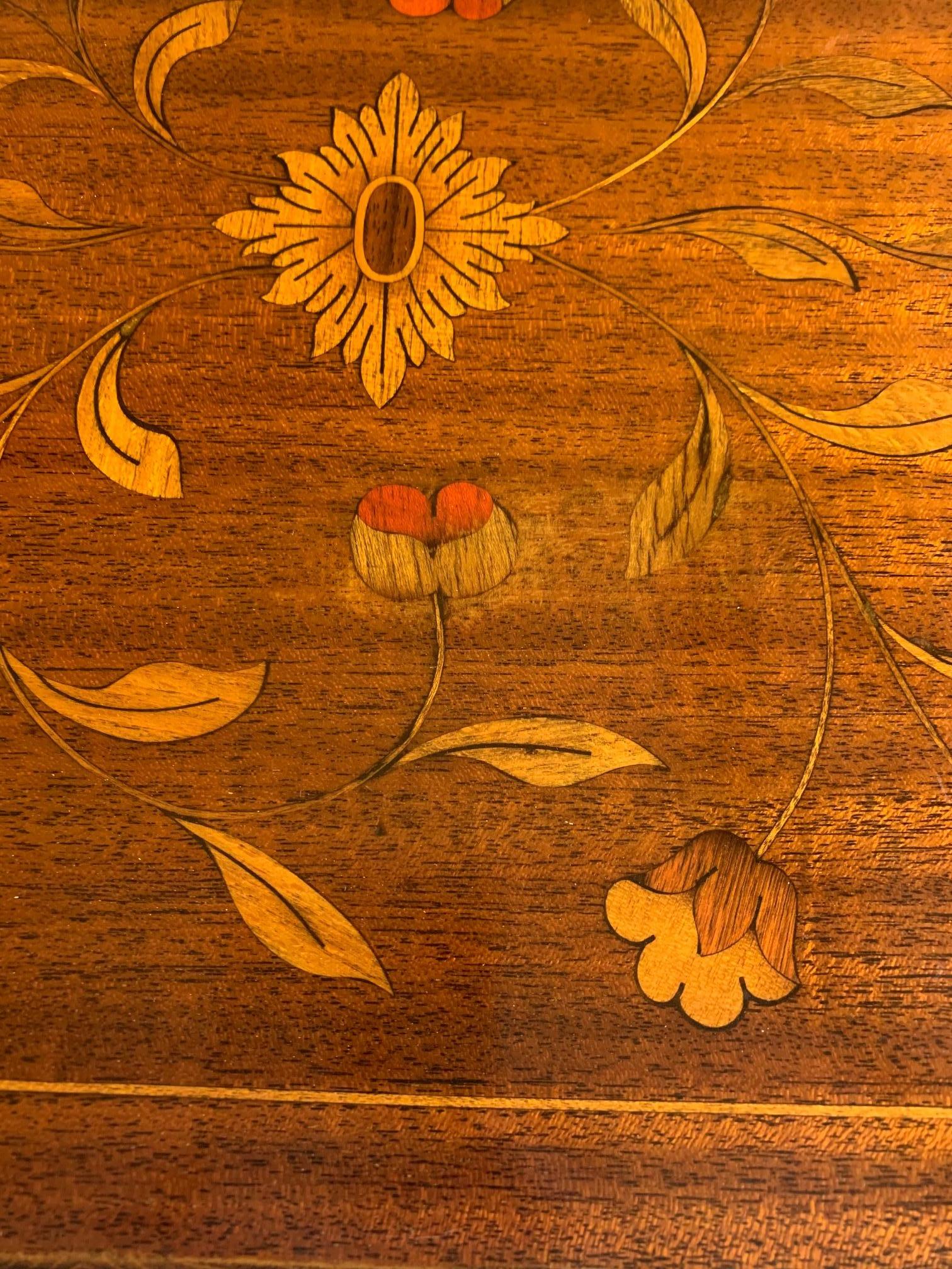 Elegant Inlaid End Table with Mixed Woods In Good Condition In Hopewell, NJ