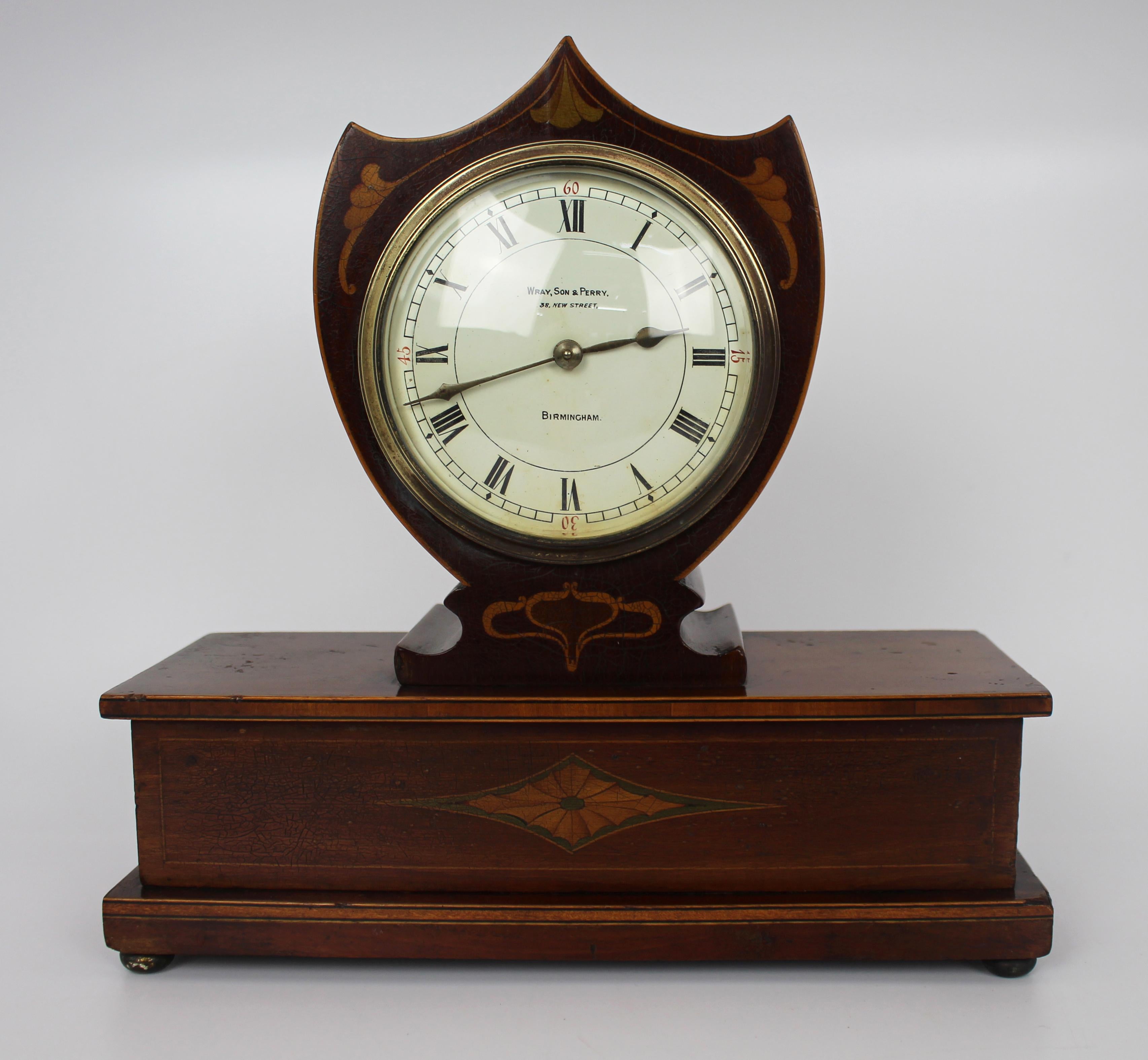 Eleganza dell'orologio da parete in mogano intarsiato di Wray, Son & Perry, c.C.

Questo raffinato e delicato orologio da caminetto vittoriano è un ottimo esempio dell'eleganza dell'epoca. Prodotto da Wray, Son & Perry di 38 New Street, Birmingham,