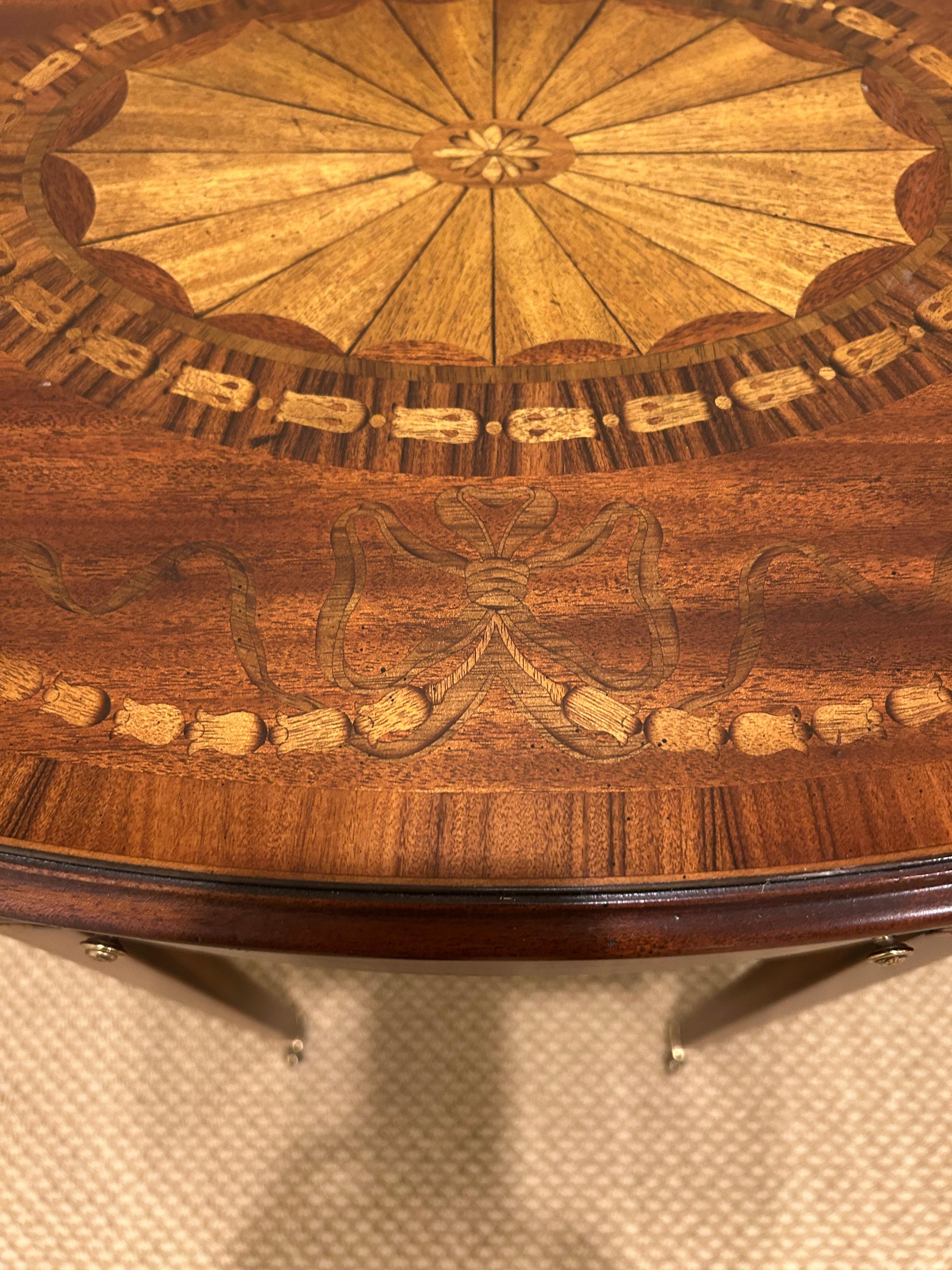 Elegante Mesa Auxiliar Pembroke de Madera Mixta con Incrustaciones y Hoja Caída 4