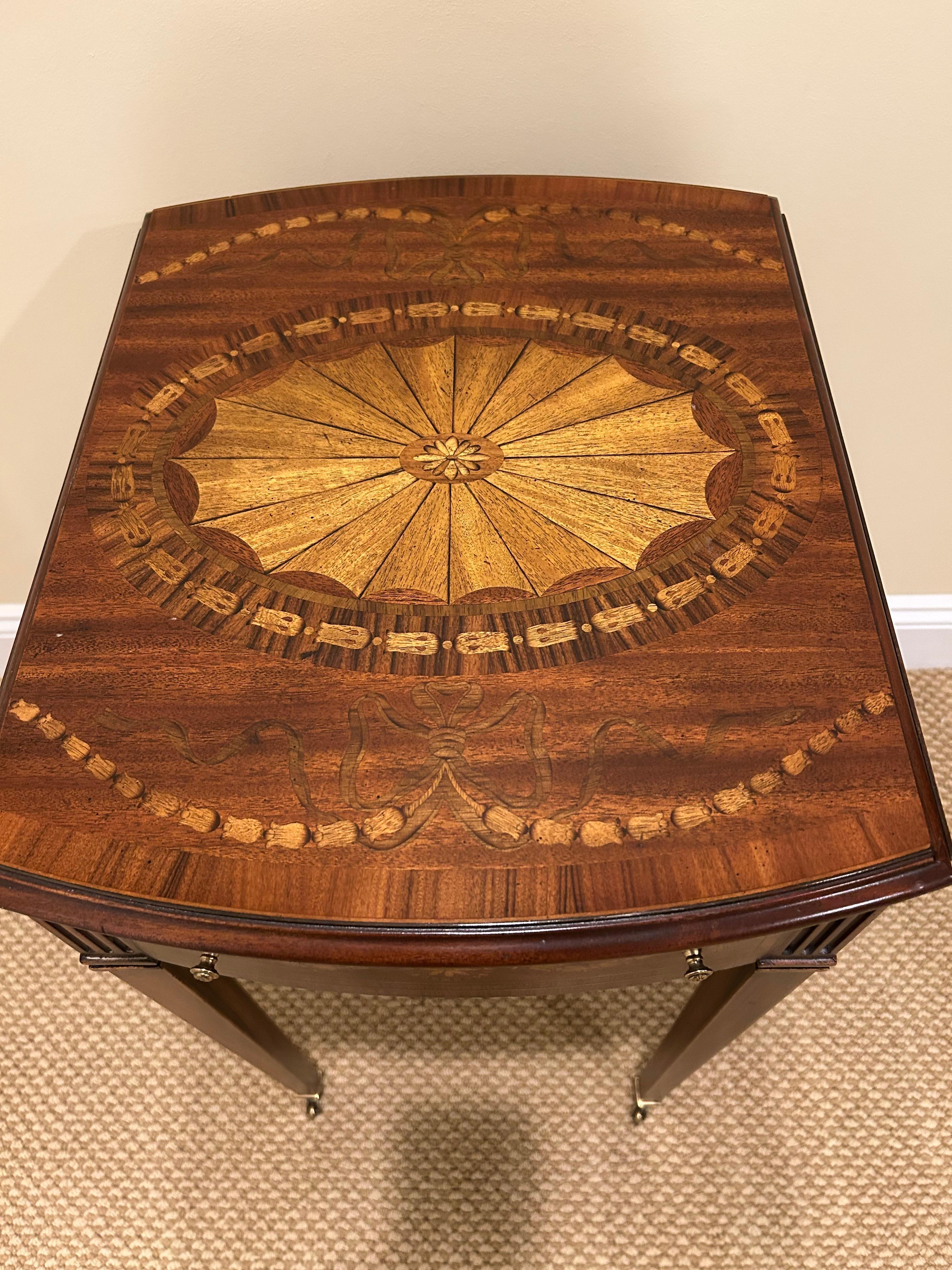 Elegante Mesa Auxiliar Pembroke de Madera Mixta con Incrustaciones y Hoja Caída 5