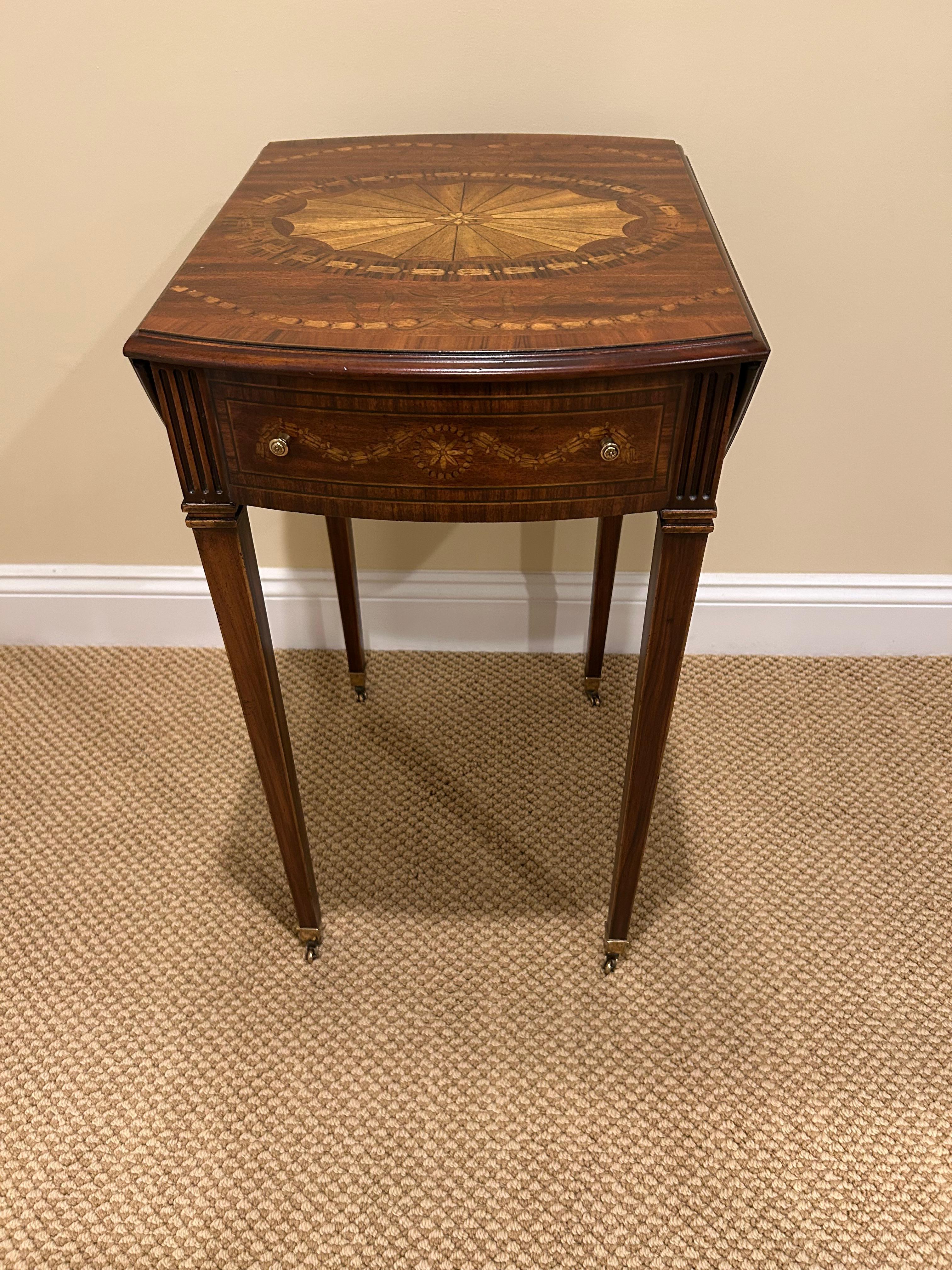 Elegante Mesa Auxiliar Pembroke de Madera Mixta con Incrustaciones y Hoja Caída 6