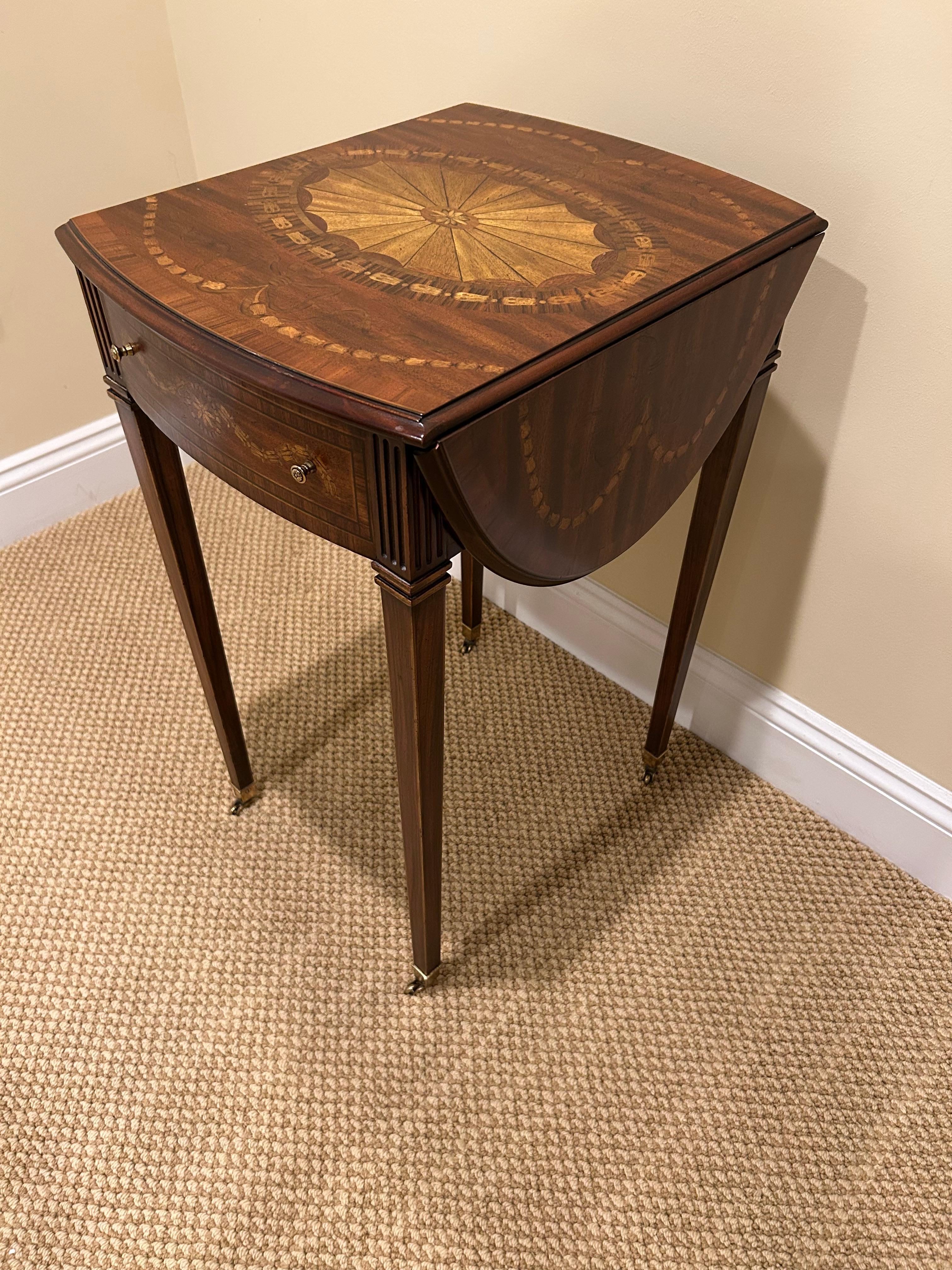 Preciosa mesa Maitland Smith de hojas abatibles con incrustaciones de madera mixta, con un cajón y dos hojas en cada extremo.  Con las hojas extendidas 30,5 w