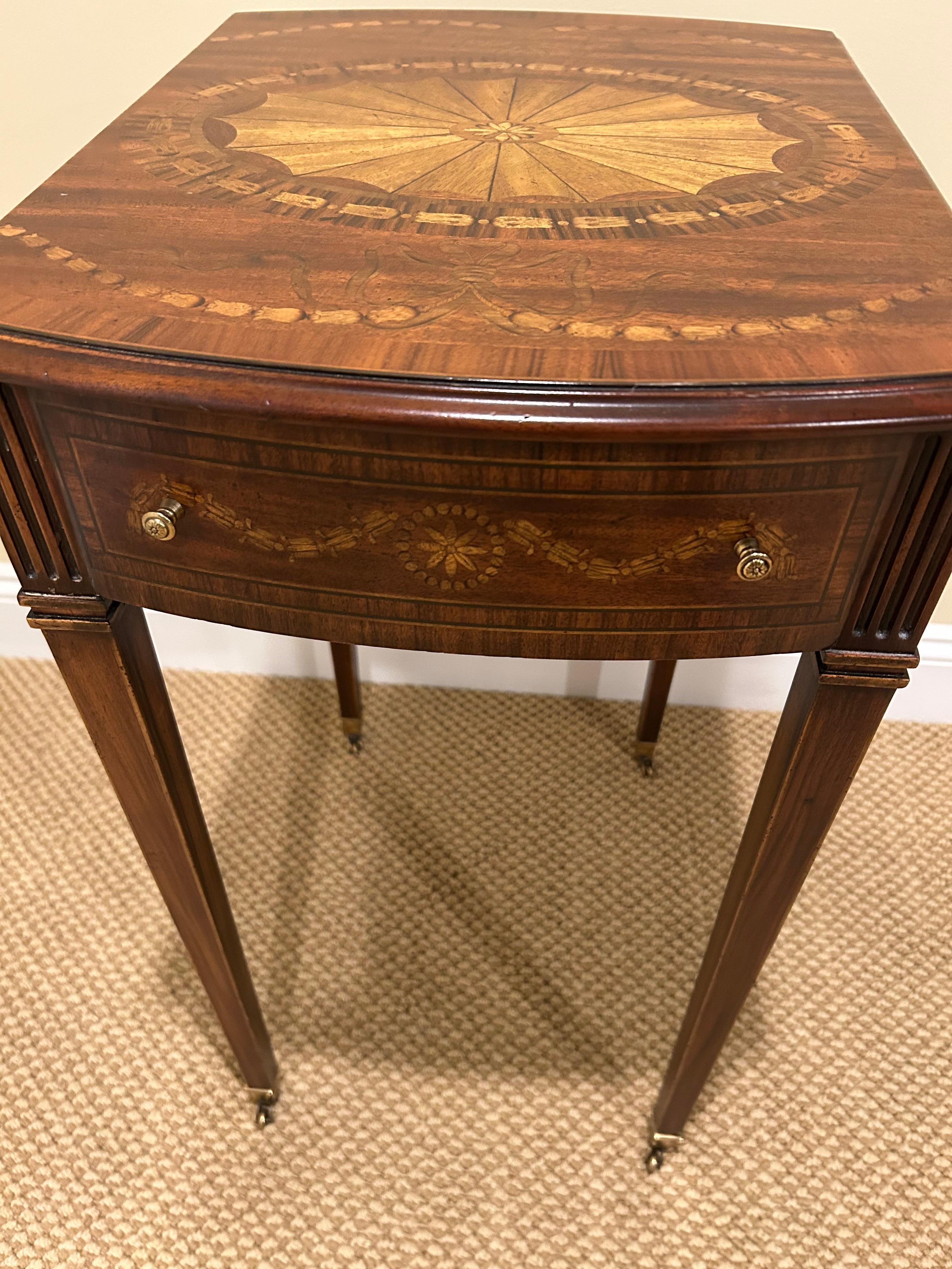 Elegante Mesa Auxiliar Pembroke de Madera Mixta con Incrustaciones y Hoja Caída Filipino