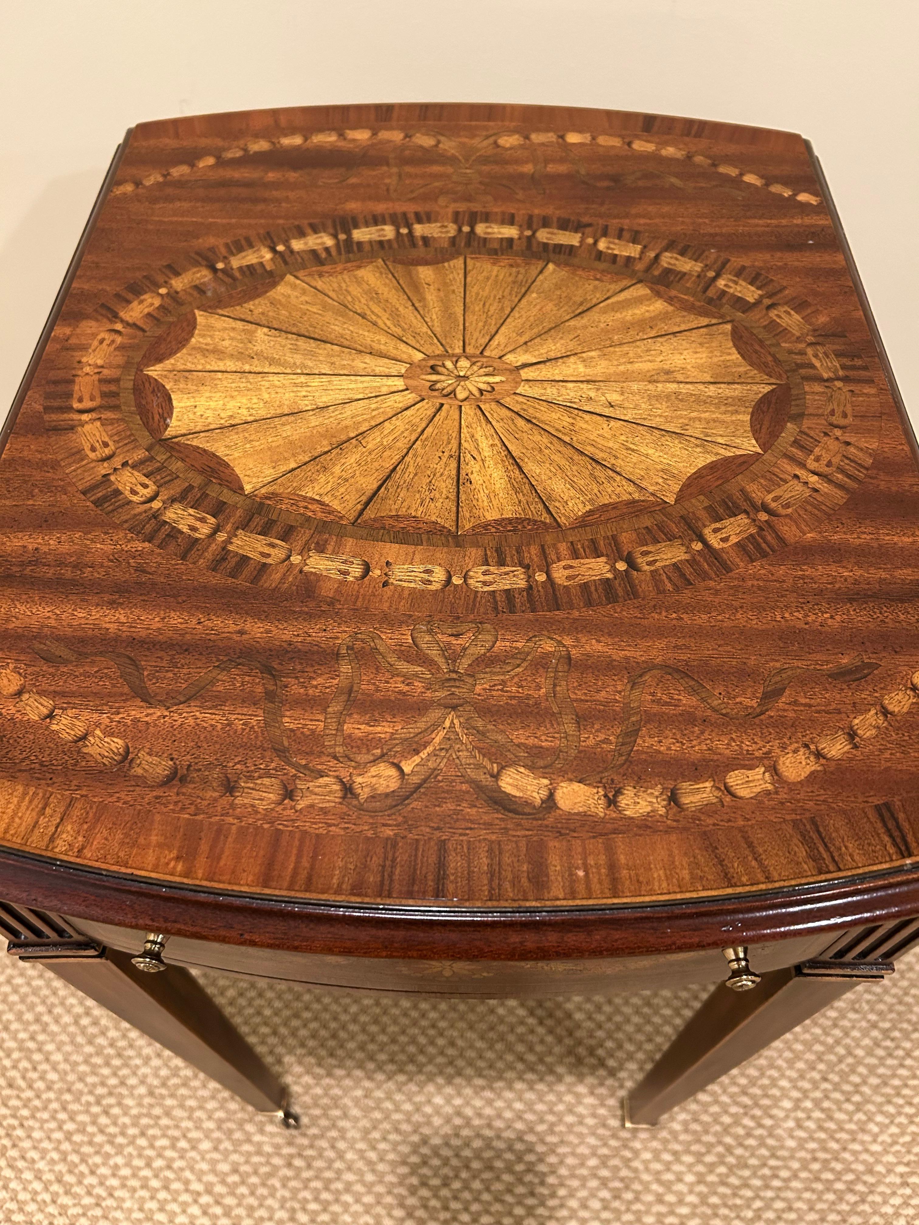 Elegante Mesa Auxiliar Pembroke de Madera Mixta con Incrustaciones y Hoja Caída Incrustación
