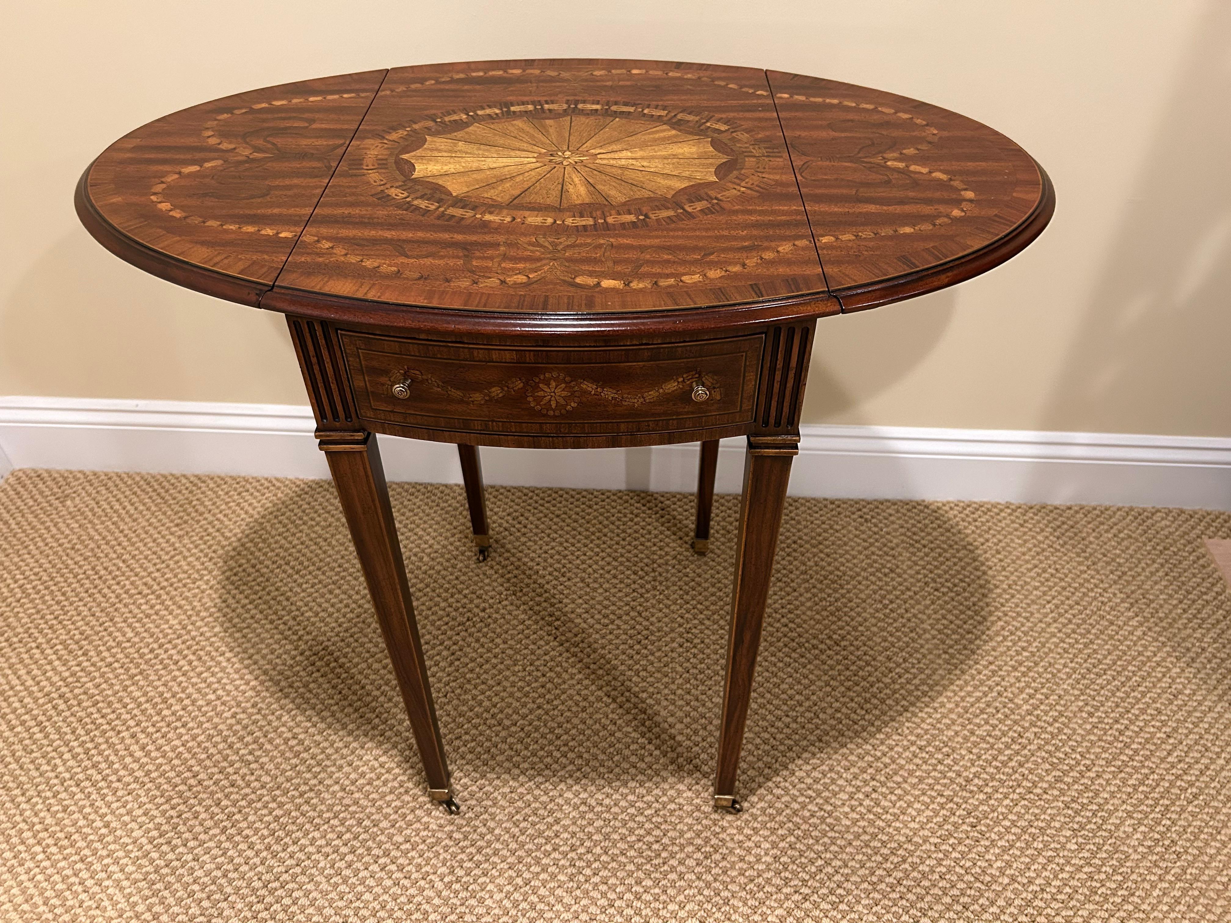 Elegante Mesa Auxiliar Pembroke de Madera Mixta con Incrustaciones y Hoja Caída Siglo XXI y contemporáneo