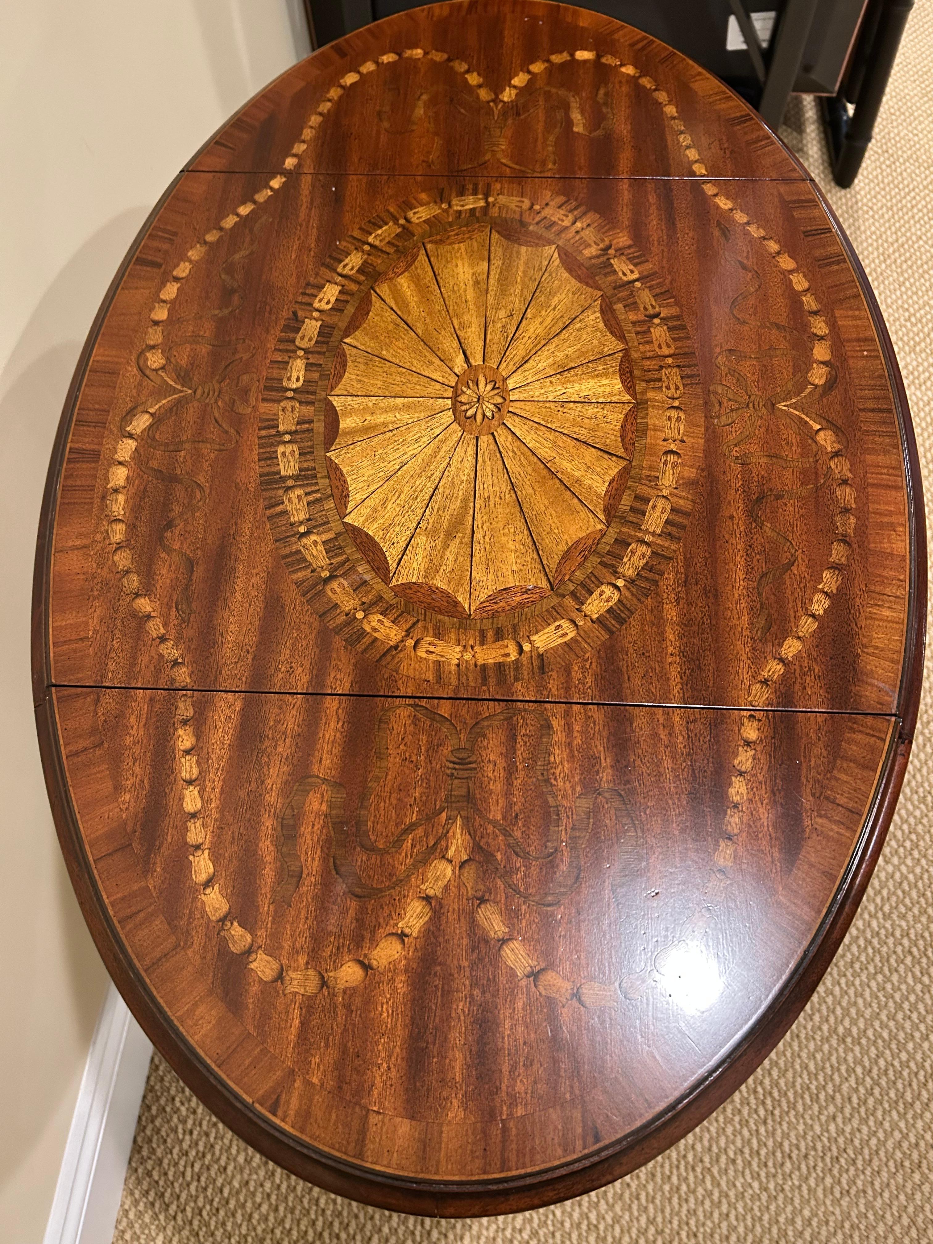 Elegante Mesa Auxiliar Pembroke de Madera Mixta con Incrustaciones y Hoja Caída Caoba