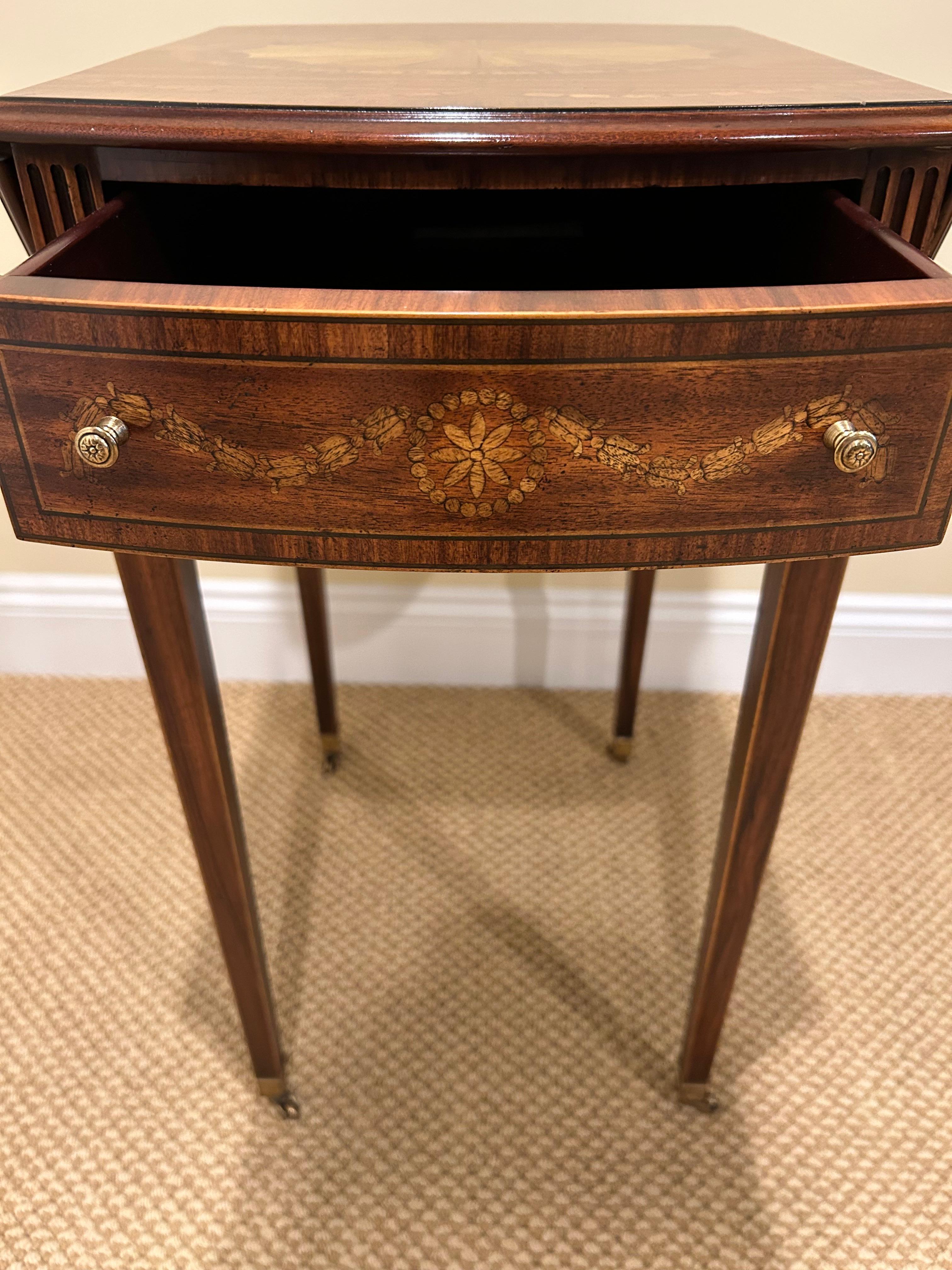 Elegante Mesa Auxiliar Pembroke de Madera Mixta con Incrustaciones y Hoja Caída 1