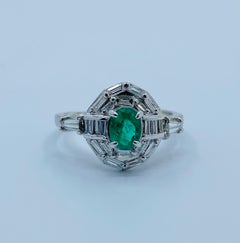 Elegant Intense Green Columbian Emerald and Diamond Platinum Ring