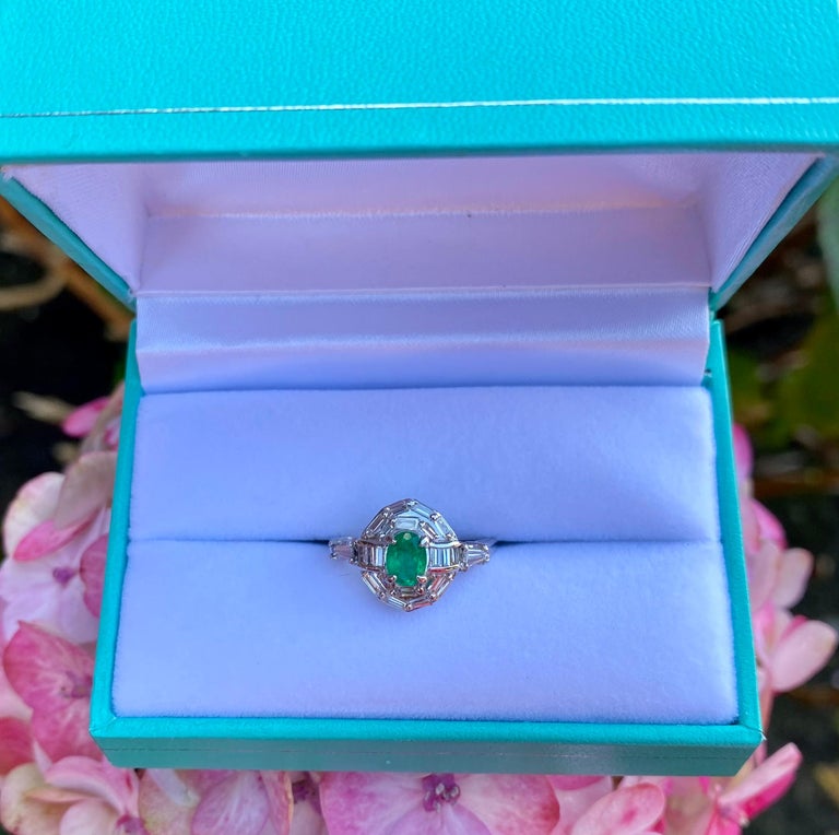 Contemporary Elegant Intense Green Columbian Emerald and Diamond Platinum Ring For Sale