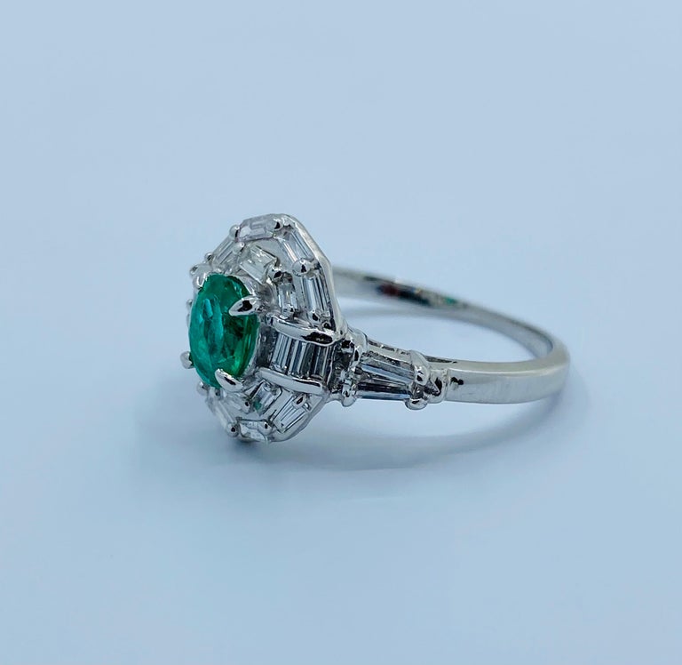 Elegant Intense Green Columbian Emerald and Diamond Platinum Ring In Good Condition For Sale In Tustin, CA