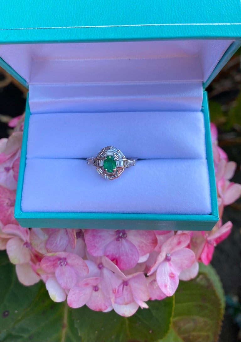 Elegant Intense Green Columbian Emerald and Diamond Platinum Ring For Sale 1