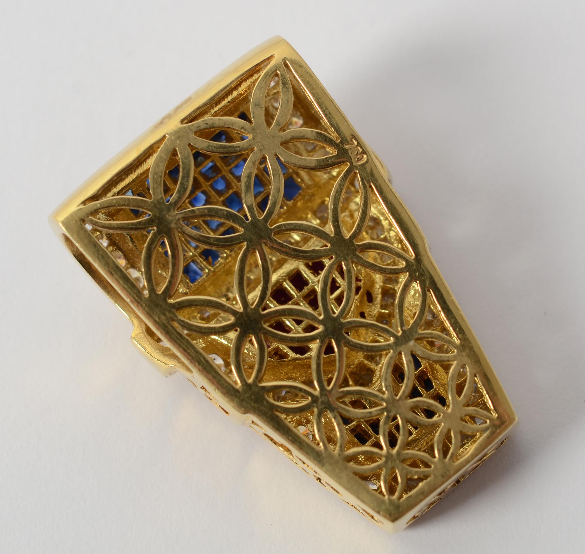 Taille brillant Elegant pendentif boucle en or serti de rubis, saphir et diamant en vente