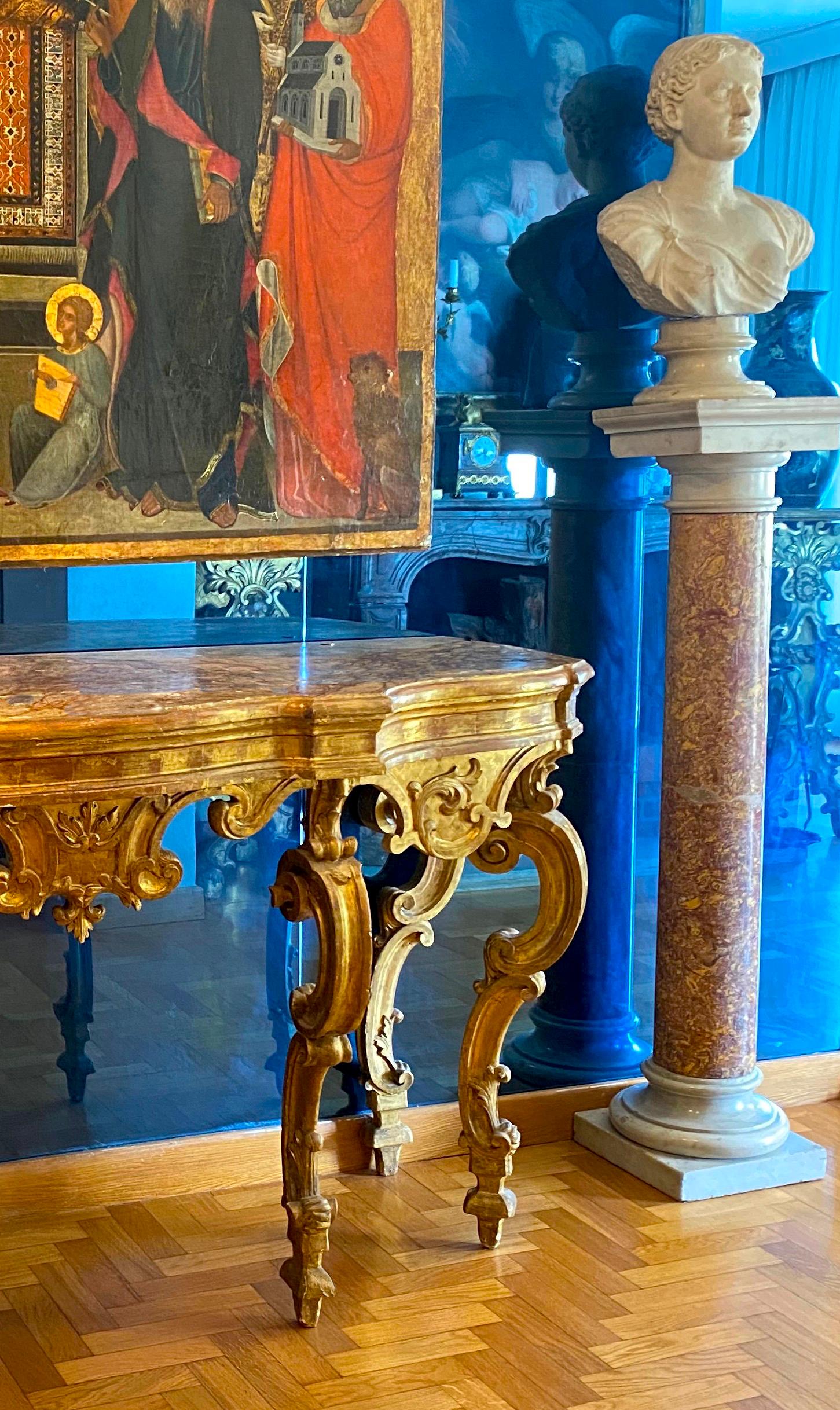 Baroque Elegant Italian 18th Century Giltwood Console Table For Sale