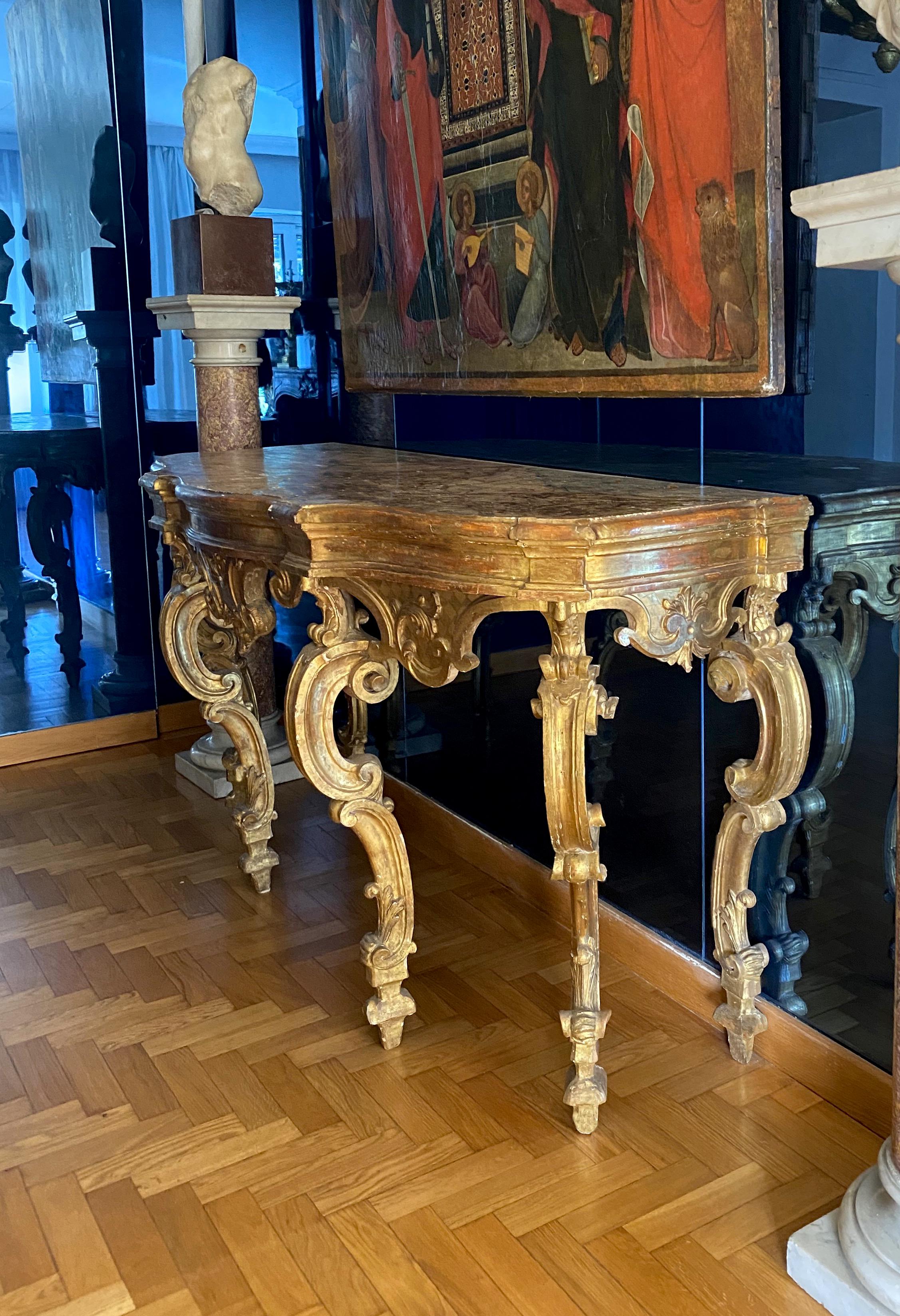 Elegant Italian 18th Century Giltwood Console Table In Good Condition For Sale In Rome, IT