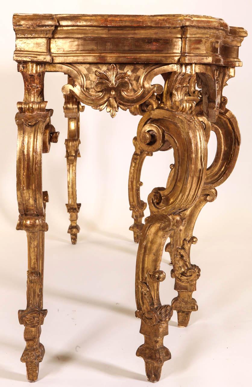 Elegant Italian 18th Century Giltwood Console Table For Sale 1