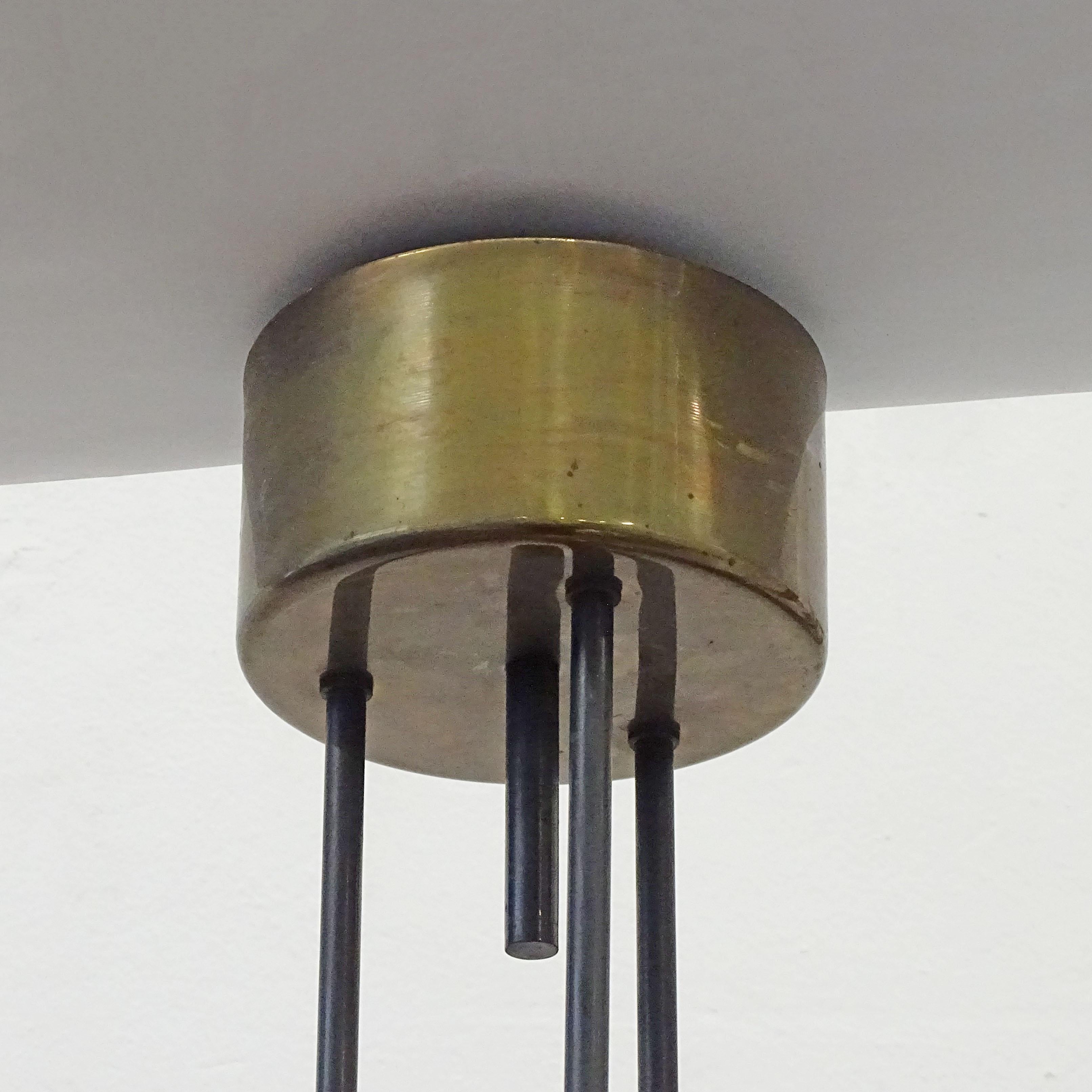 Prächtige italienische Deckenlampe. Eine runde, mit Teakholz furnierte Holzplatte und drei Opalglaszylinder.
Die Lampe trägt sechs Glühbirnen.