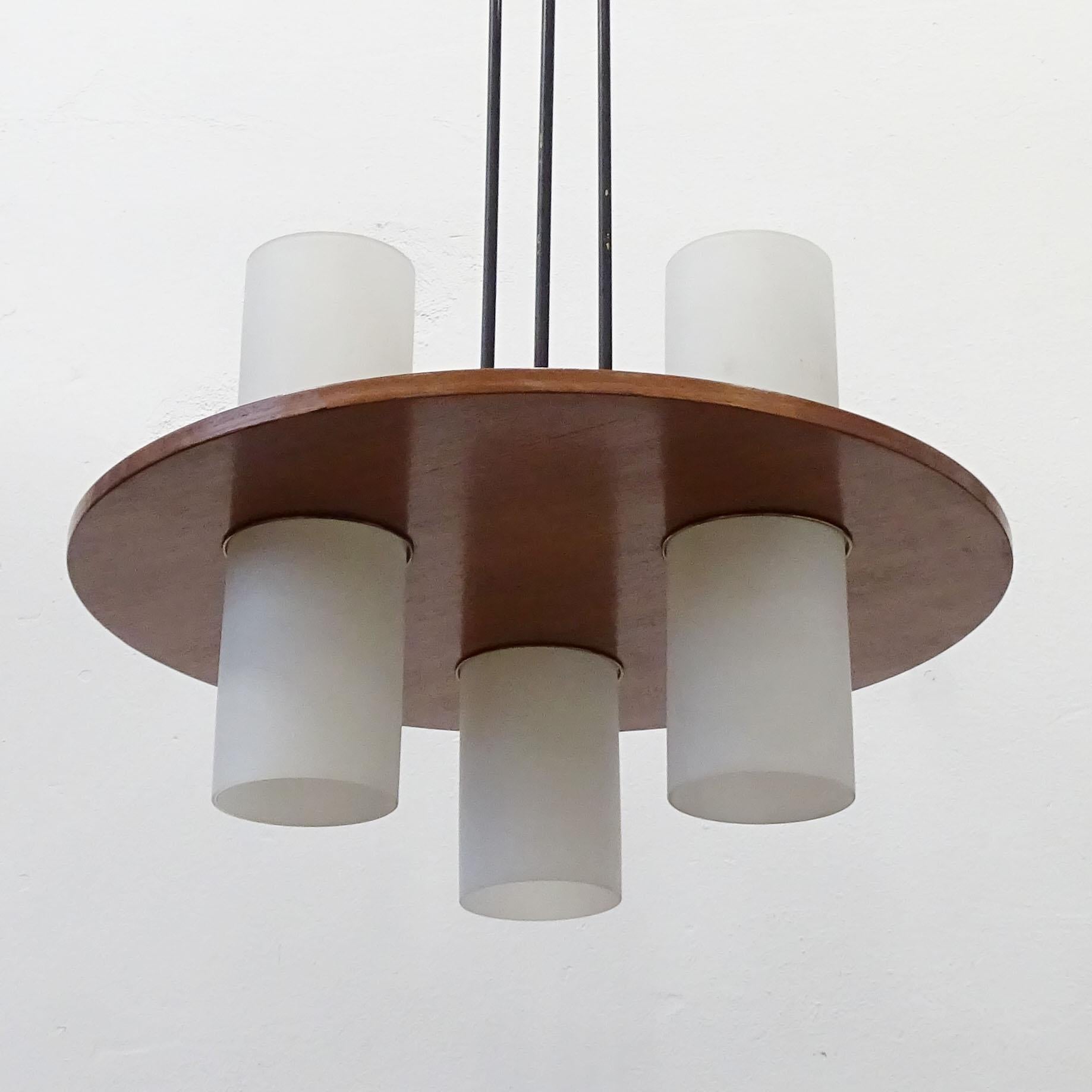 Elegant Italian 1950s Teak and Opaline Glass Cylinders Ceiling Lamp In Good Condition For Sale In Milan, IT
