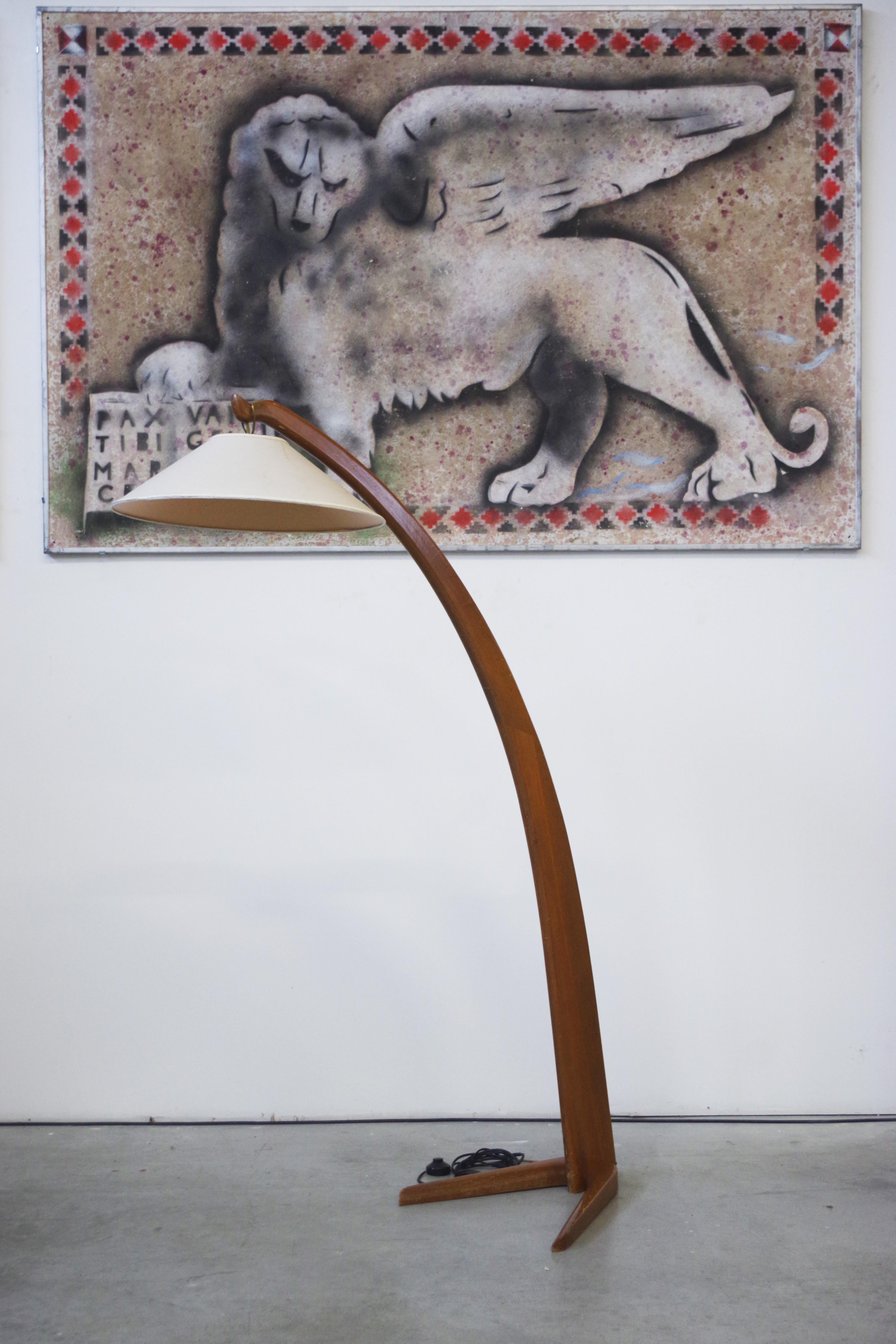 Elegant Italian Arched Floor Lamp, 1960s

A refined example of Italian design from the 1960s, this arched floor lamp exudes elegance and timeless charm. Its gently curved beechwood frame and ivory-colored fabric lampshade create a perfect balance