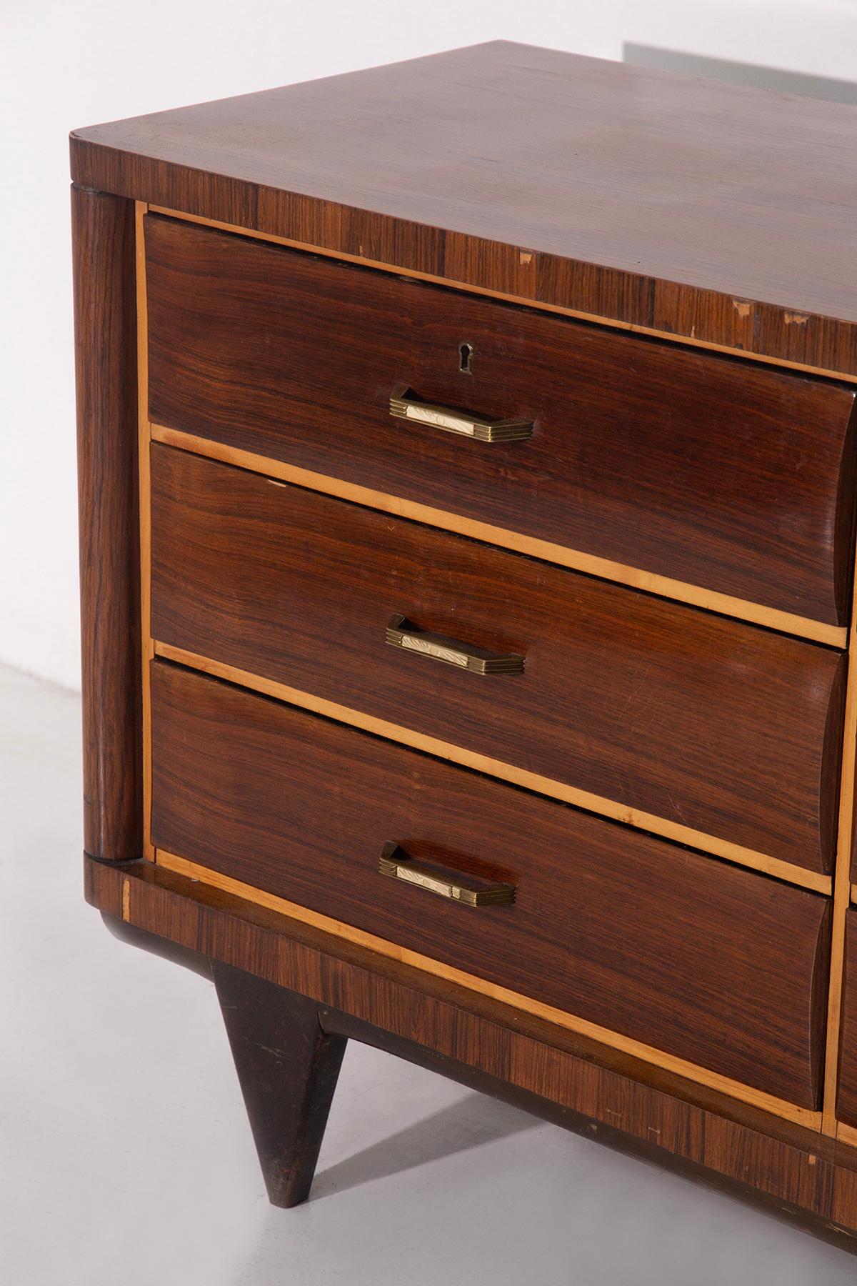 Elegant Italian art deco chest of drawers with brass inserts In condizioni buone in vendita a Milano, IT