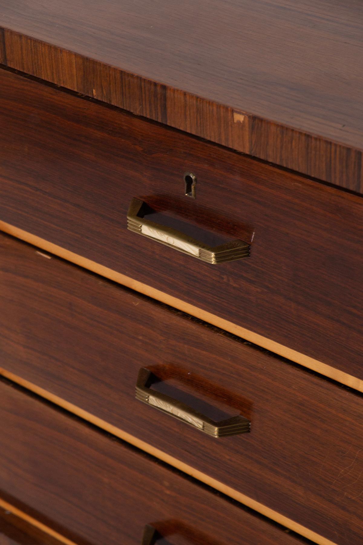 Elegant Italian art deco chest of drawers with brass inserts in vendita 1