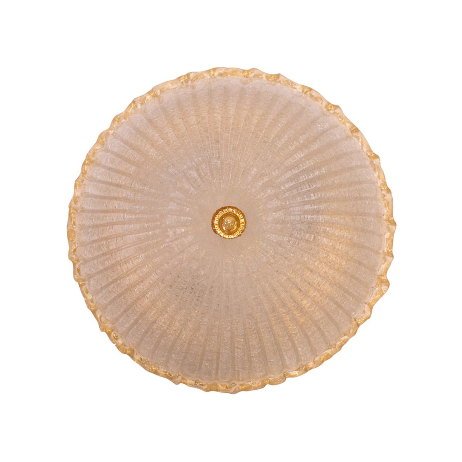Plafonnier en verre artisanal, bol en verre diaphane strié avec bord en verre soufflé à la main avec avventurine (or) et fleuron en laiton, Murano Italie, années 1990. Le bol en verre et le bord en verre doré font briller cette pièce comme un bijou.