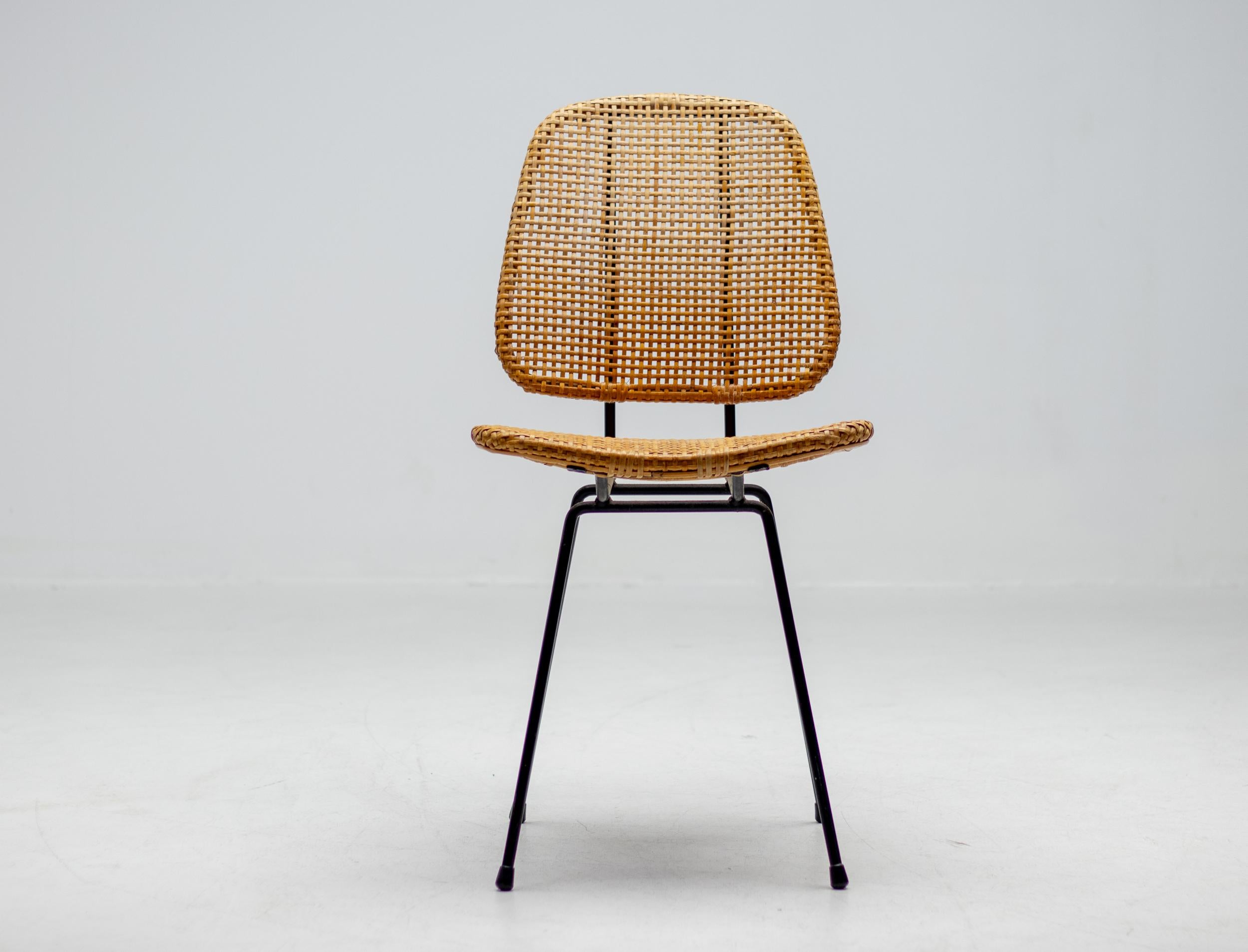Graciosa silla auxiliar italiana de los años 50 de varilla de acero macizo esmaltado en negro y ratán.
Dos sillas disponibles, con precio individual.
