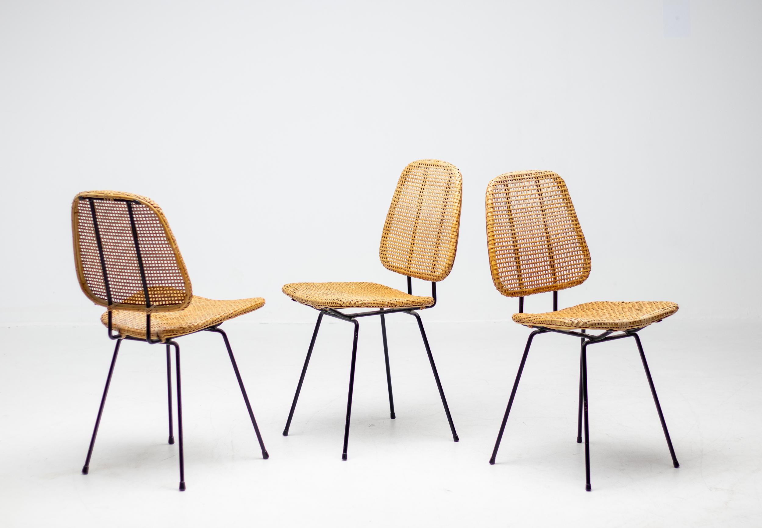 Anmutiger italienischer Beistellstuhl aus den 1950er Jahren aus massivem schwarz emailliertem Stahl und Rattan.
Es sind drei Stühle erhältlich, die einzeln berechnet werden.