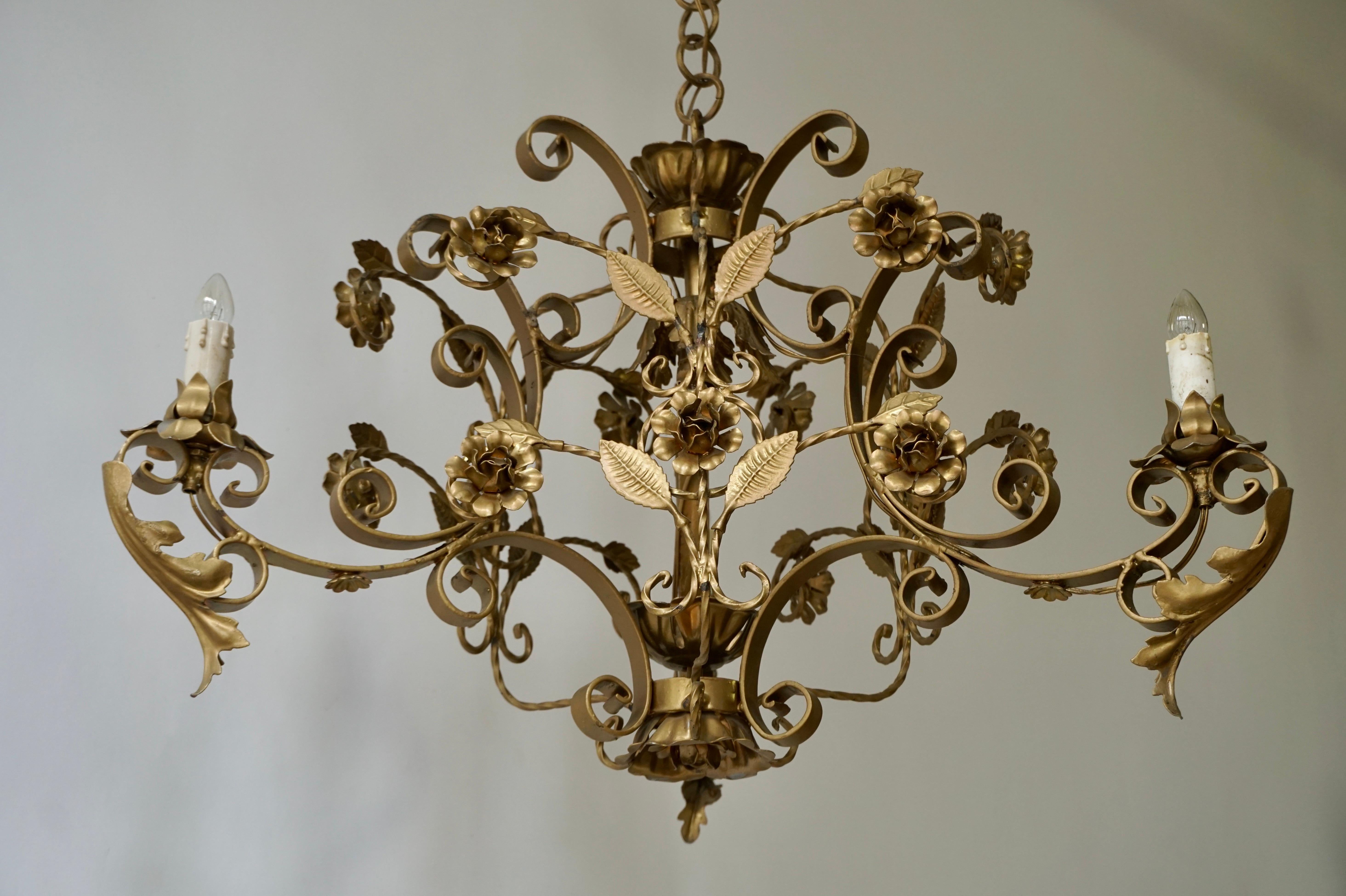 Italian chandelier.
The light requires four single E14 screw fit light bulbs (60Watt max.) LED compatible
Measures: Diameter 65 cm.
Height fixture 40 cm.
Total height including the chain and ceiling plate 95 cm.
weight 7 kg.