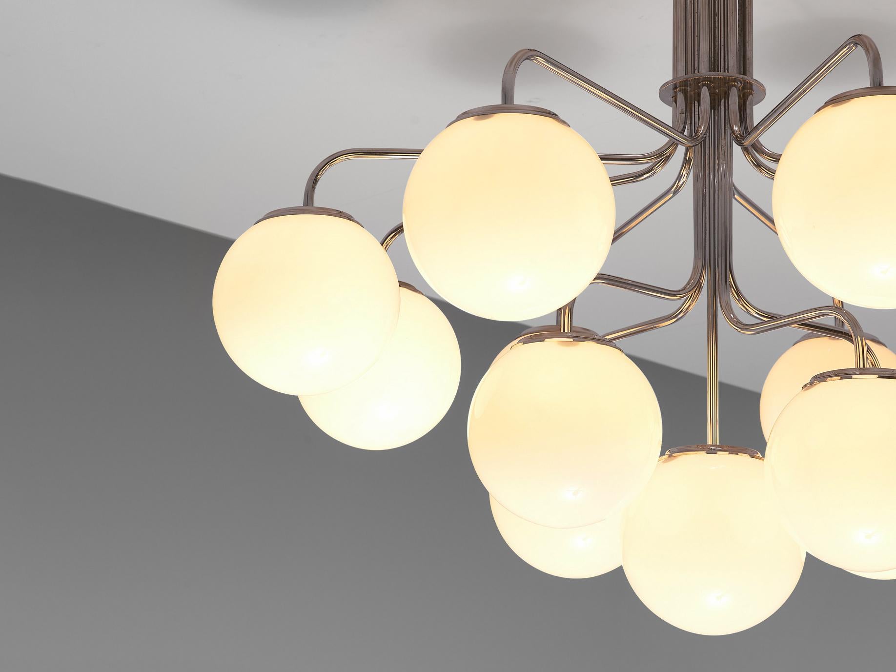 Mid-Century Modern Élégant lustre italien en acier avec sphères en verre blanc opaque en vente
