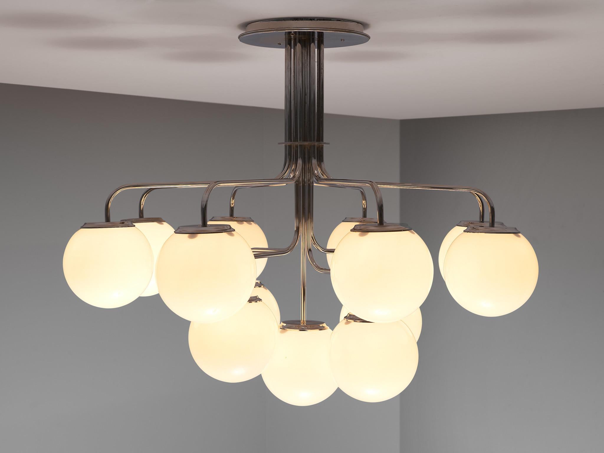 Élégant lustre italien en acier avec sphères en verre blanc opaque Bon état - En vente à Waalwijk, NL