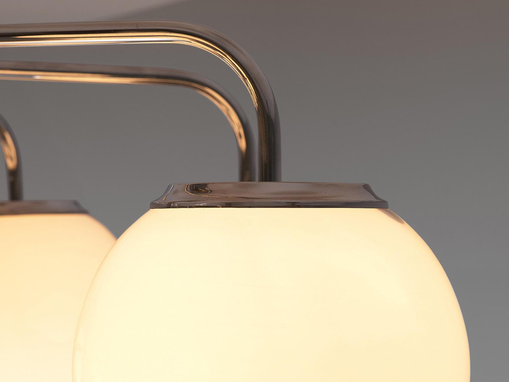 Fin du 20e siècle Élégant lustre italien en acier avec sphères en verre blanc opaque en vente