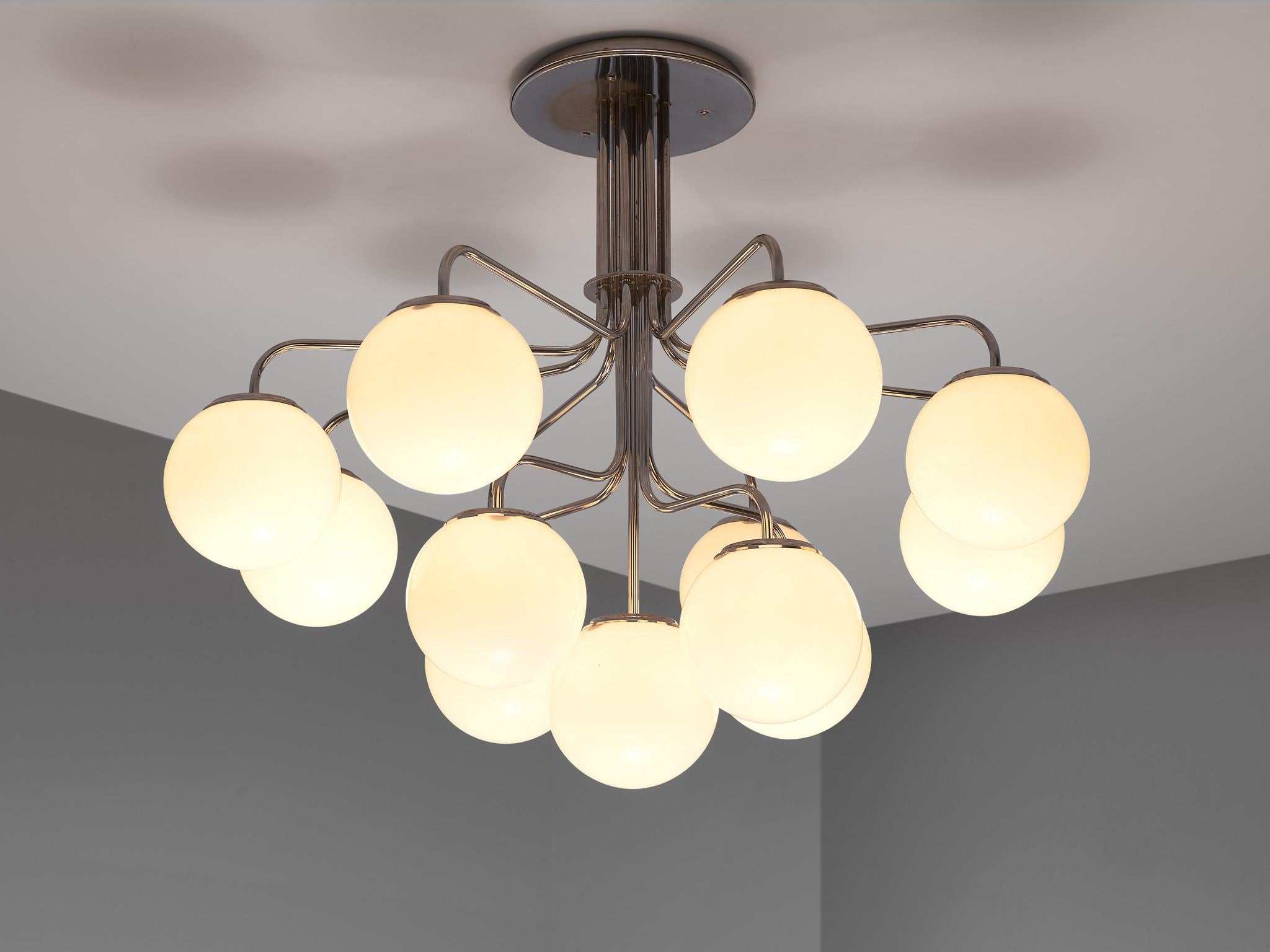 Aluminium Élégant lustre italien en acier avec sphères en verre blanc opaque en vente