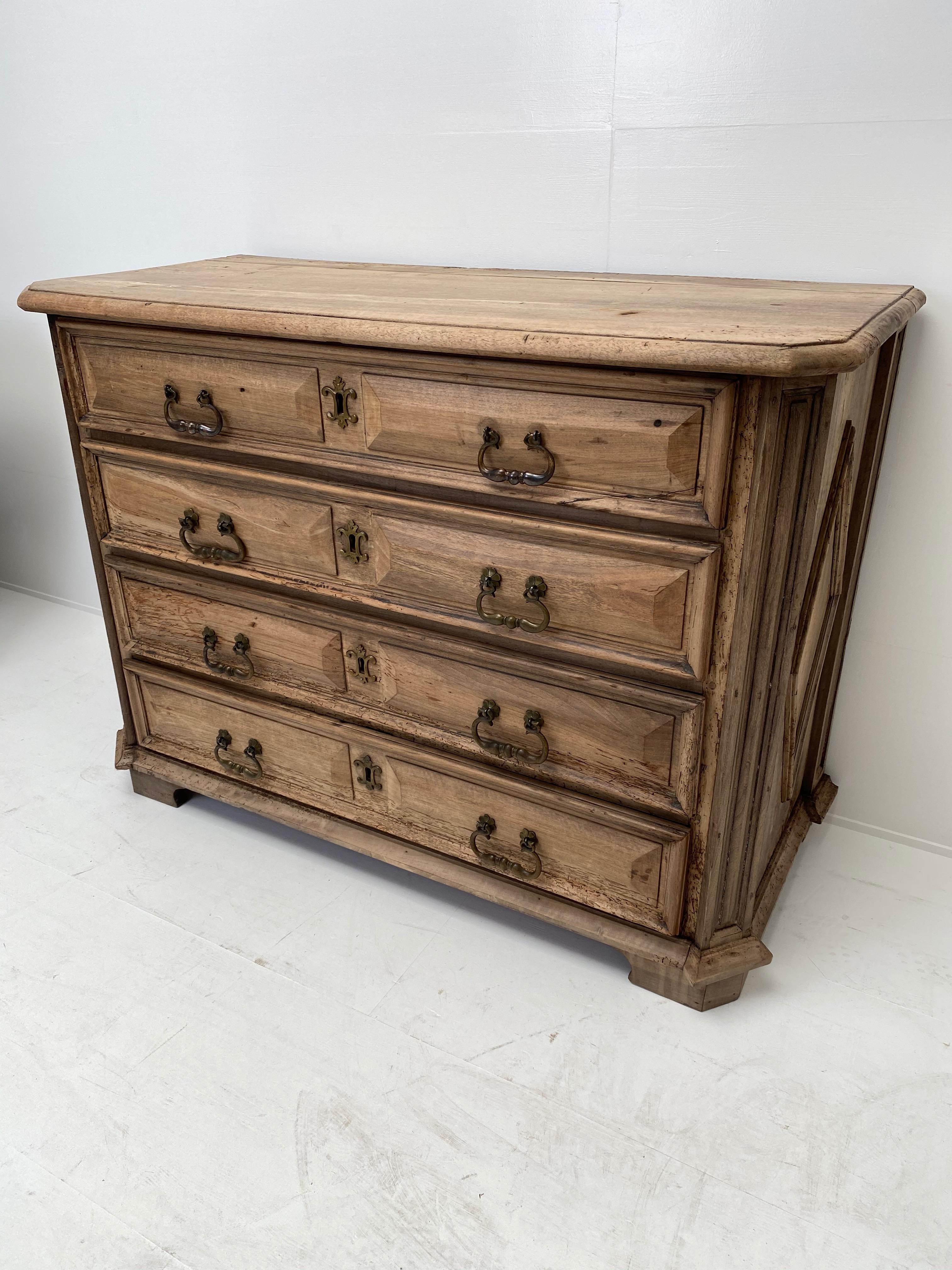 Beautiful Italian, Tuscan chest of drawers in bleached walnut, 18th century
4 drawers with original brass fittings and handles,
nice simple but strong pattern on the side and on the drawers,
powerful piece of furniture.