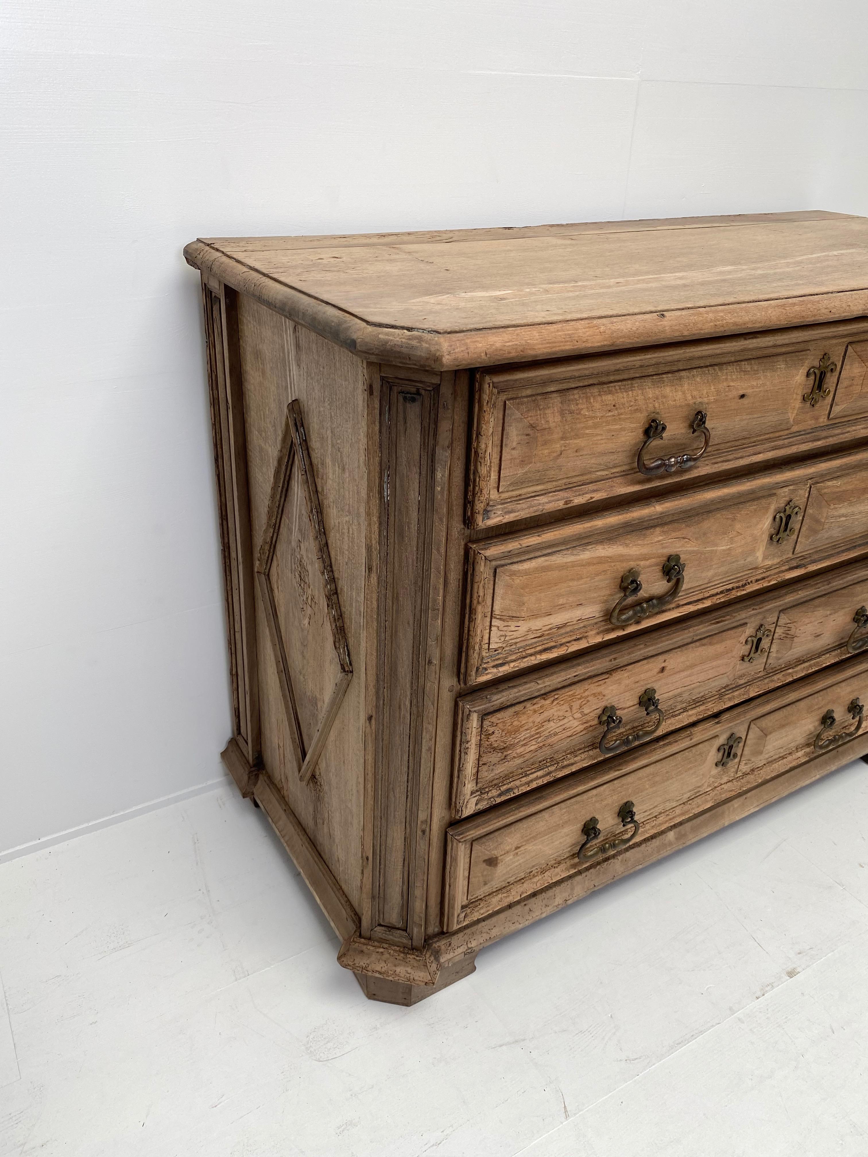 Elegant Italian Chest of Drawers in Walnut In Good Condition In Schellebelle, BE