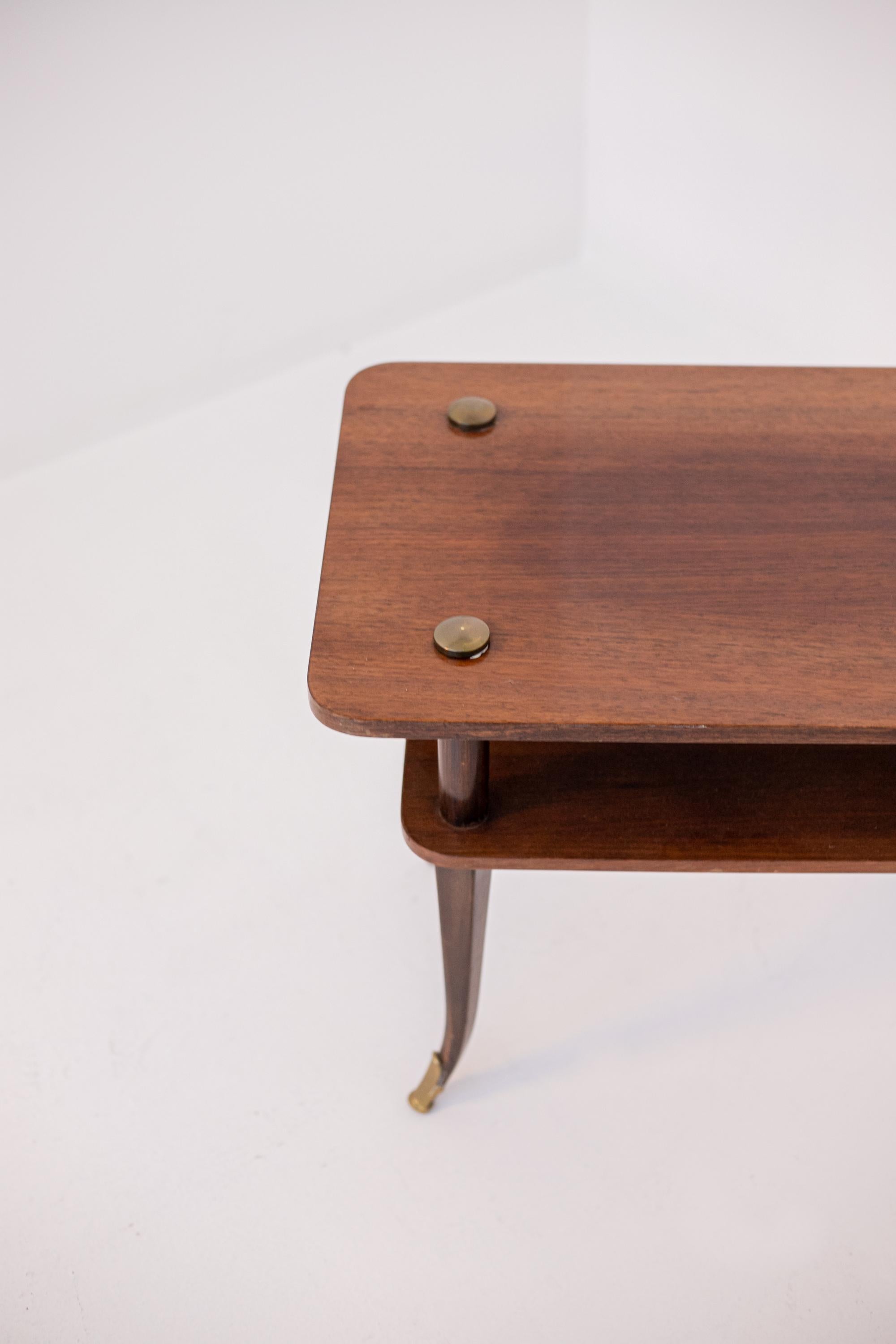 Table basse italienne élégante en bois et laiton en vente 4