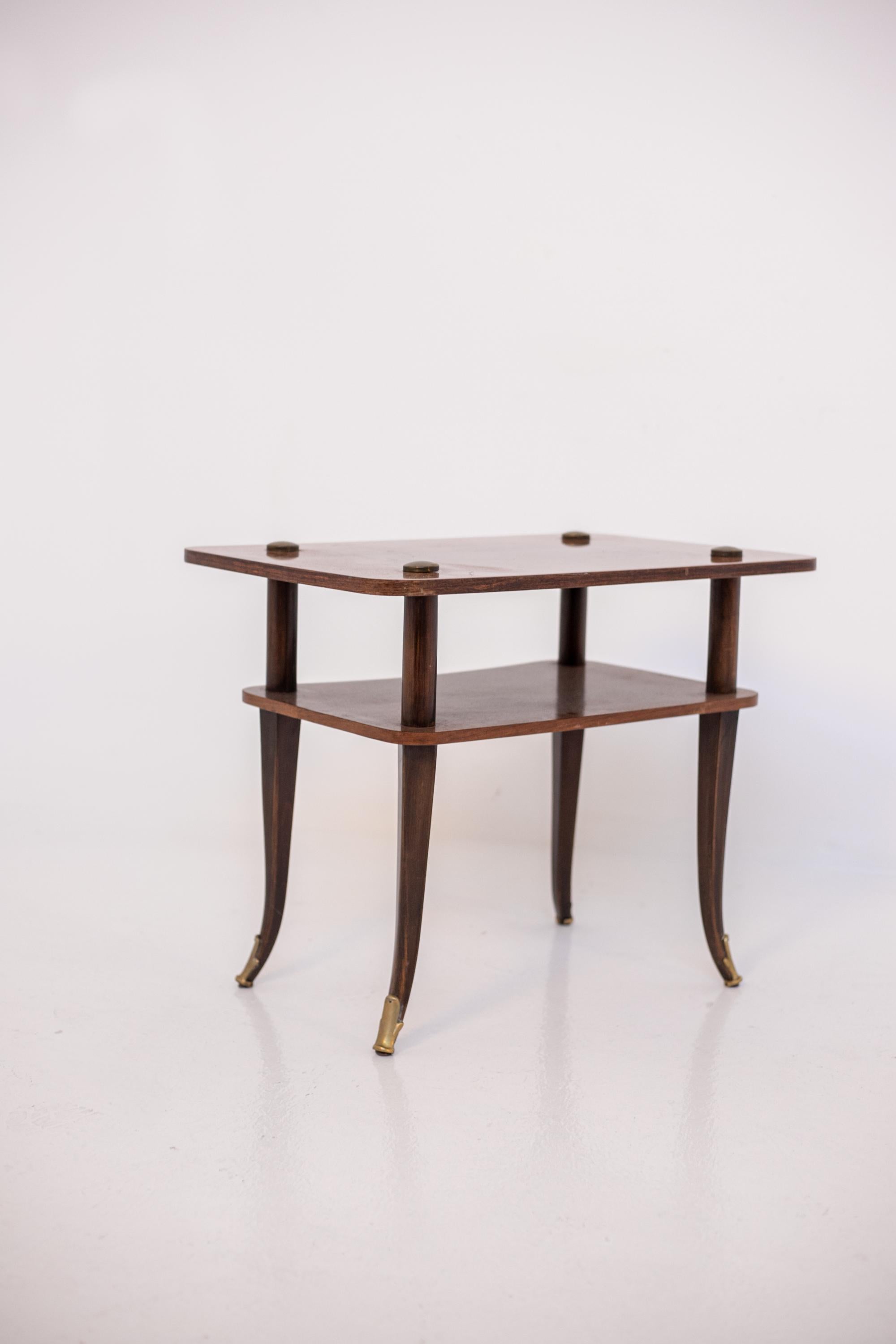 Table basse italienne élégante en bois et laiton en vente 6