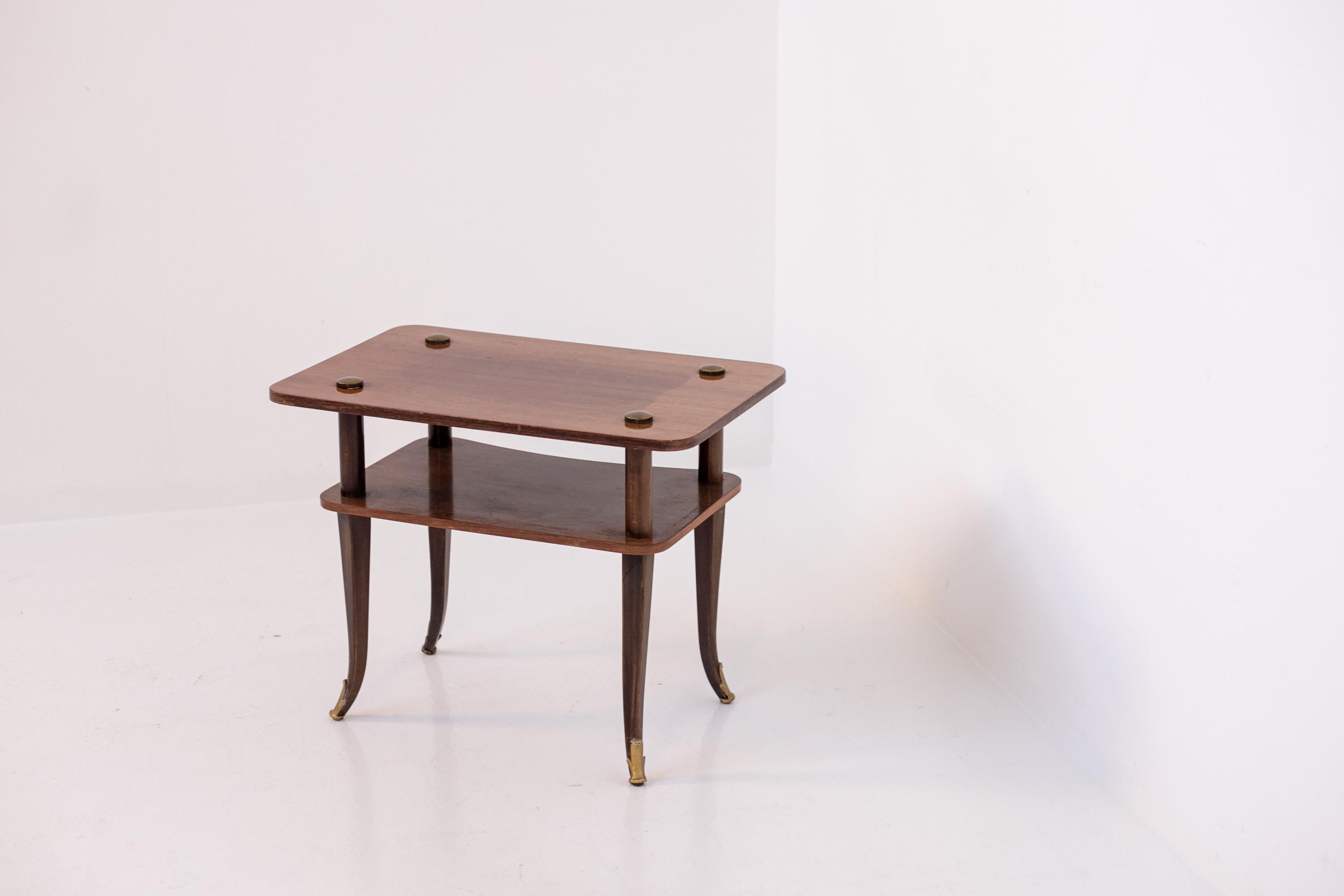 Table basse italienne élégante en bois et laiton  en vente 9