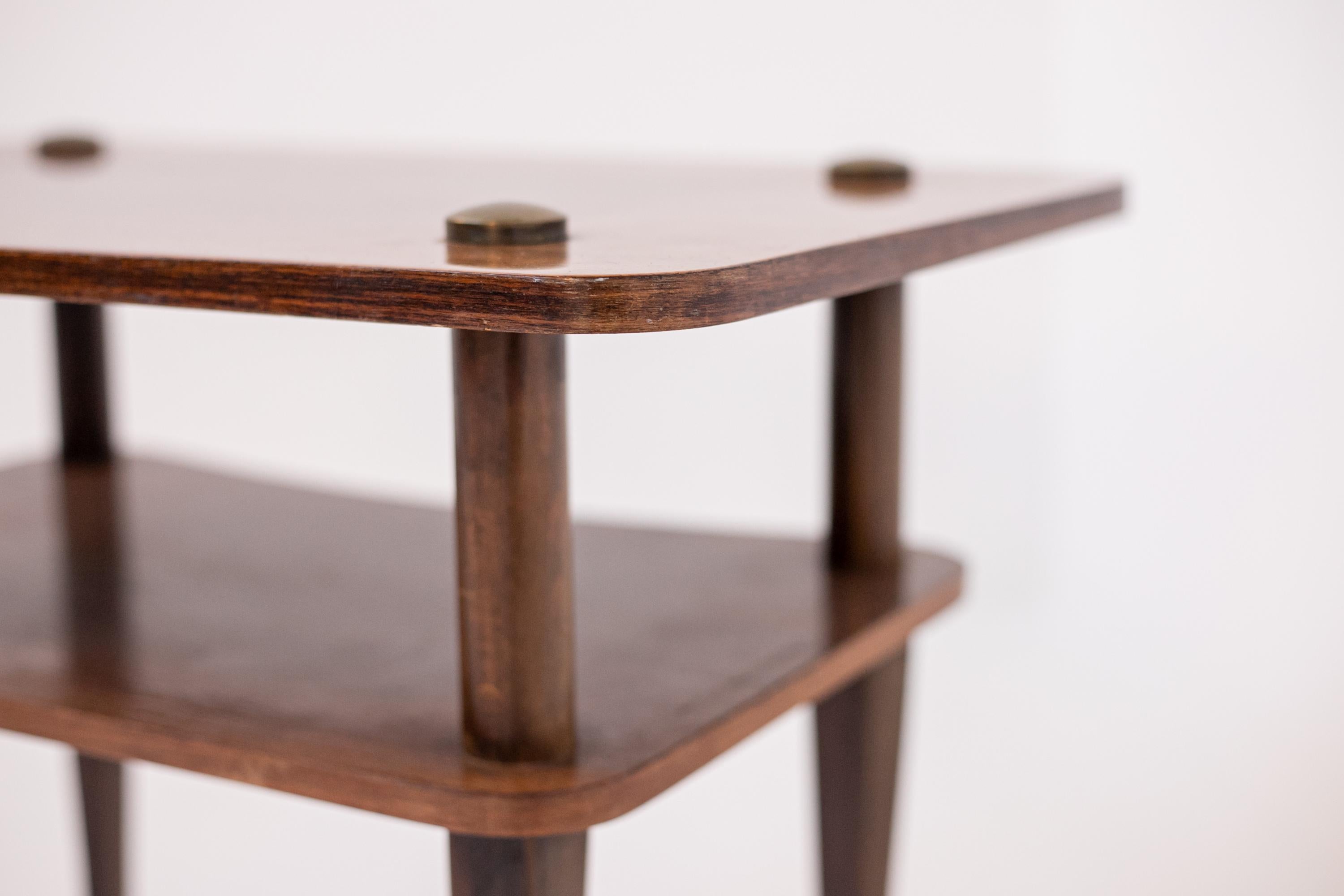 Table basse italienne élégante en bois et laiton en vente 11