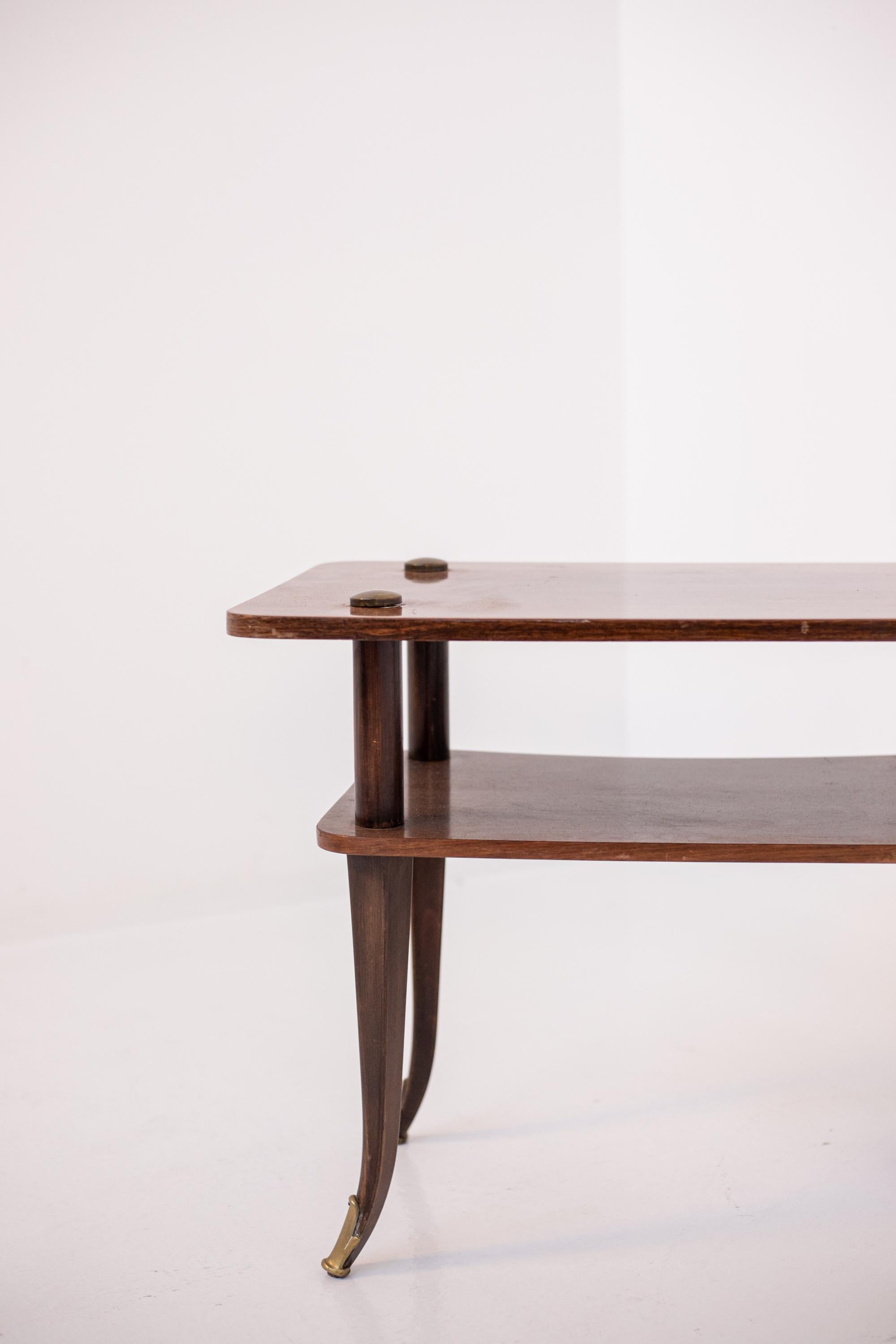 Milieu du XXe siècle Table basse italienne élégante en bois et laiton  en vente