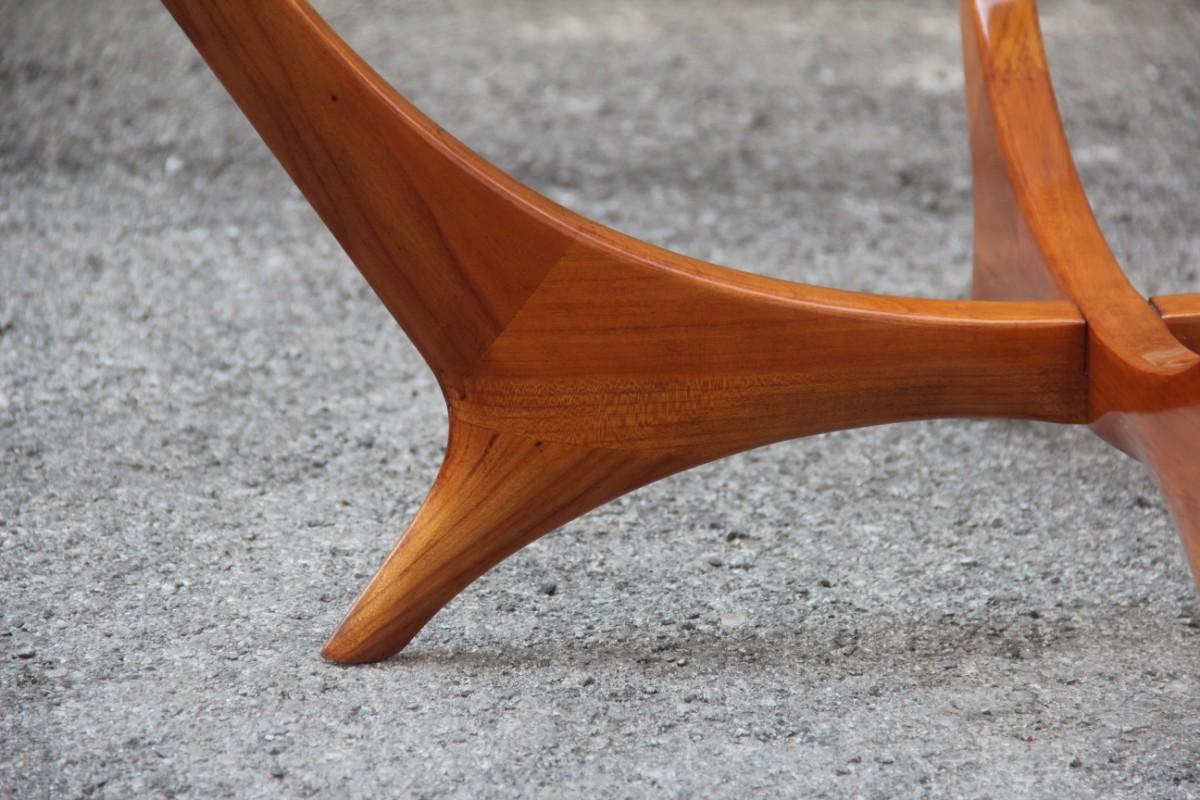 Original old elegant Italian coffee table unique and refined design 1950s, probable manufacture of Cassina, made of cheerywood.