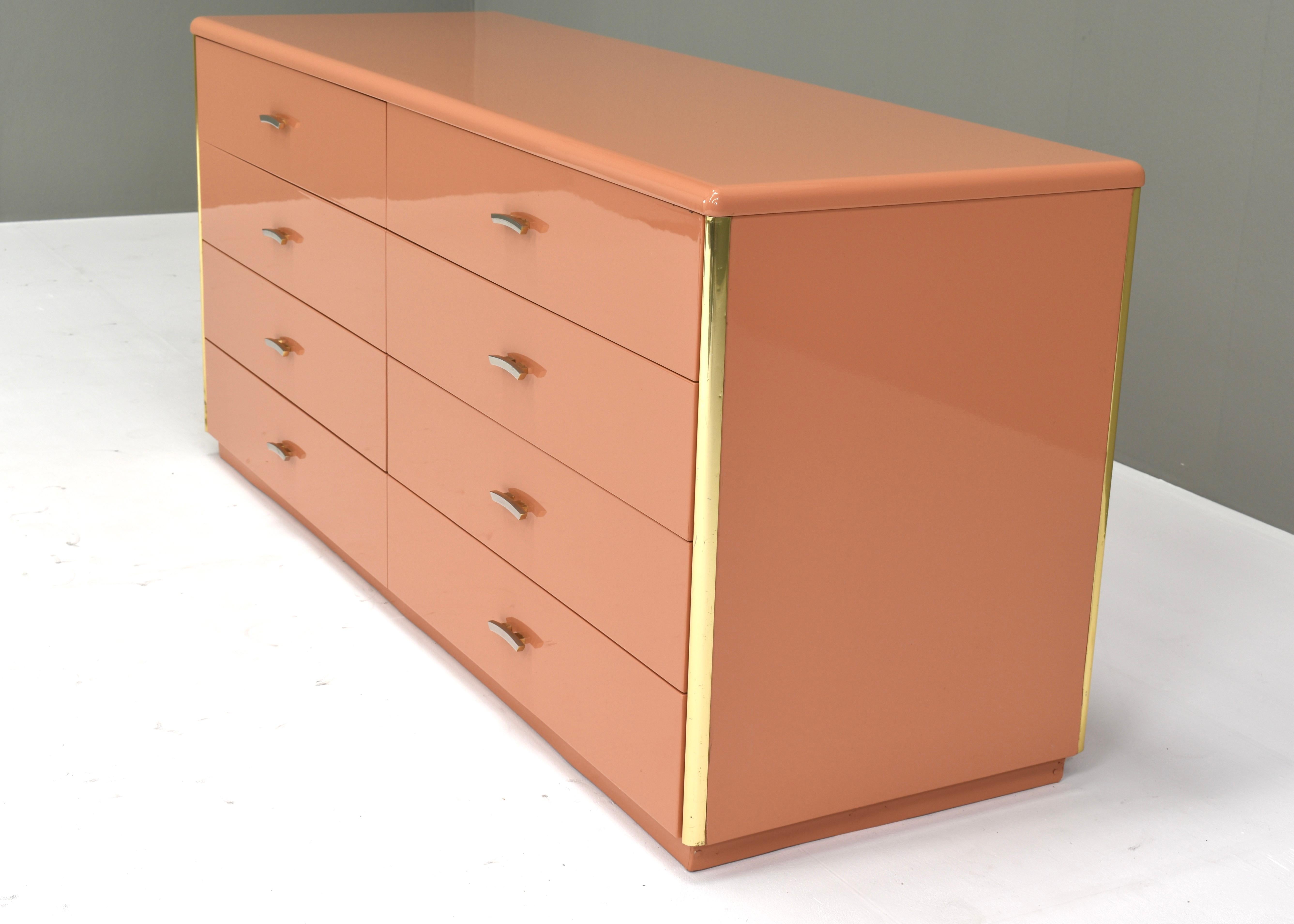 Elegant Italian Credenza in Flamingo Pink and Brass, Italy, circa 1970 In Good Condition In Pijnacker, Zuid-Holland