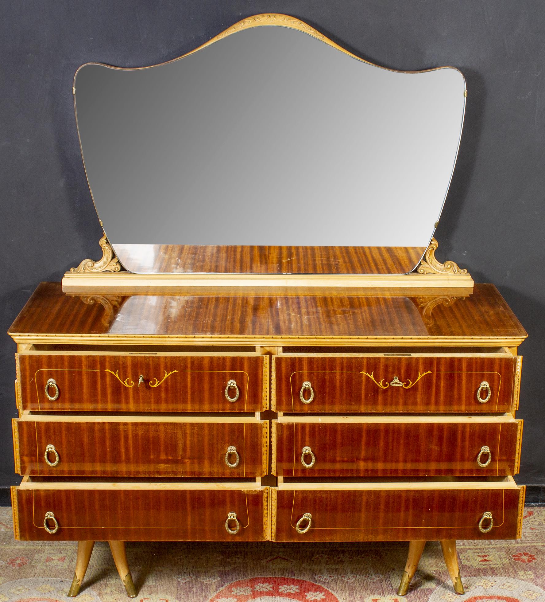 In birch and mahogany veneered with six drawers and brass handles. Available also the finely carved mirror.

Measures: Width 155 cm, height cm 88, depth cm.55
Mirror cm 130 x 90.


 