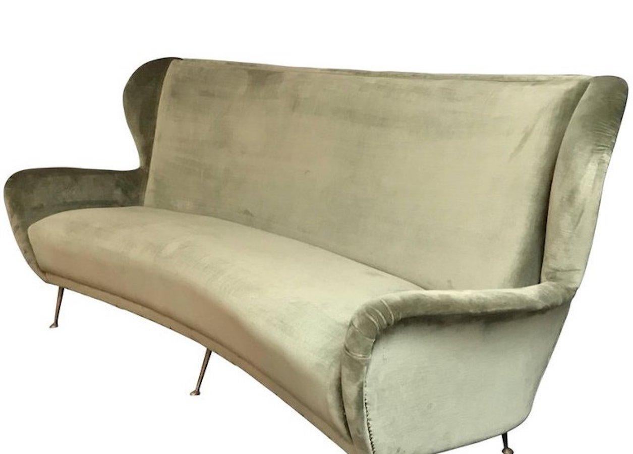 20th Century Elegant Italian Design Mid-Century Celadon Velvet Curved Sofà 1950