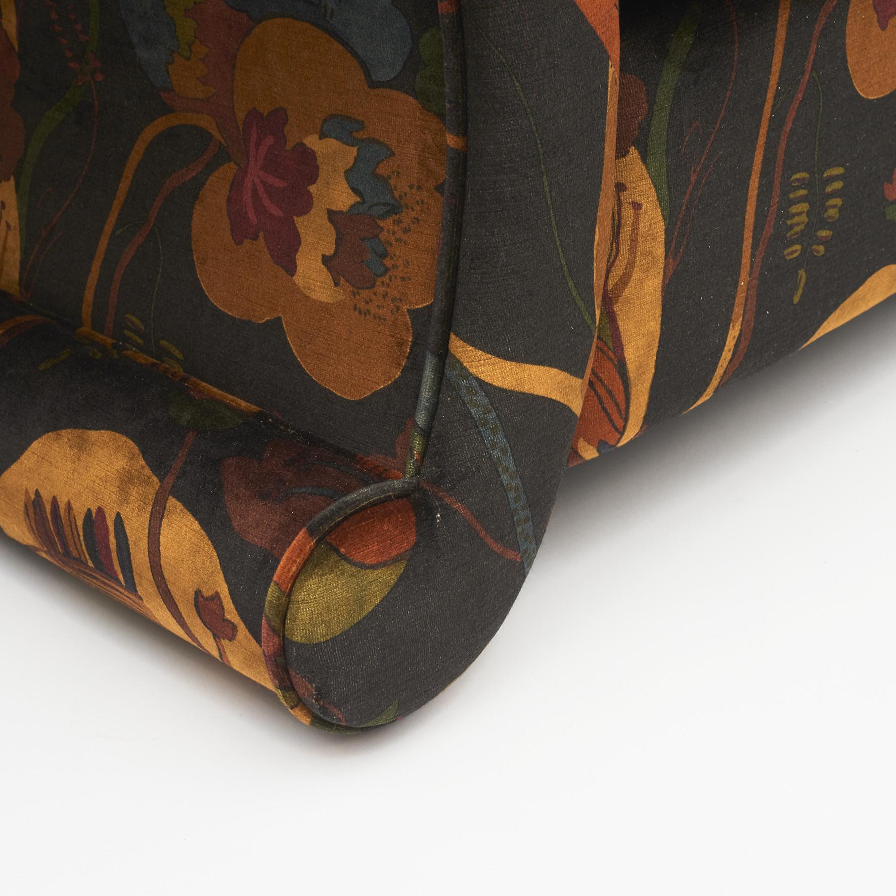 Elegant Italian Design Sofa Free Standing. Printed velvet Fabric For Sale 6