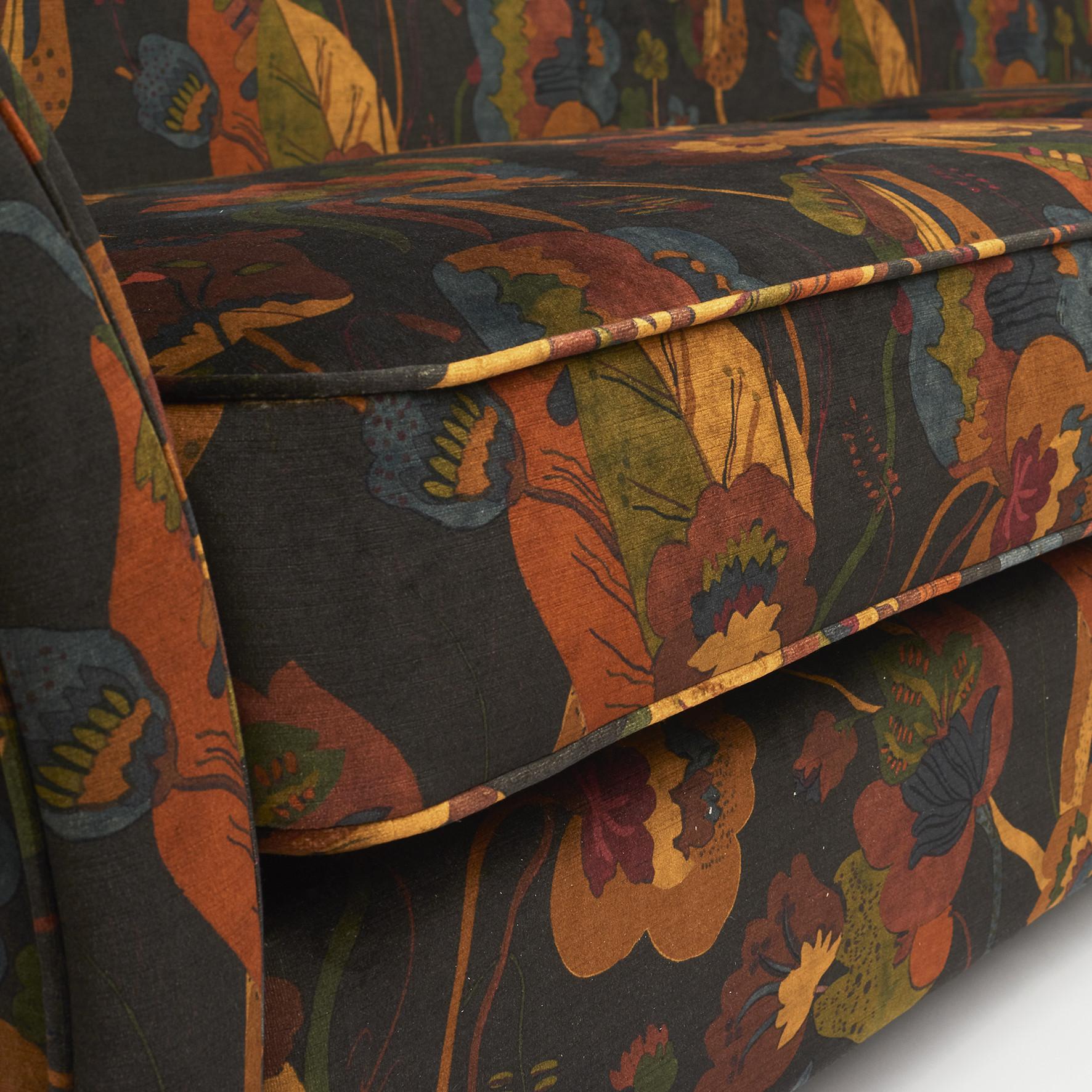 Elegant Italian Design Sofa Free Standing. Printed velvet Fabric For Sale 7