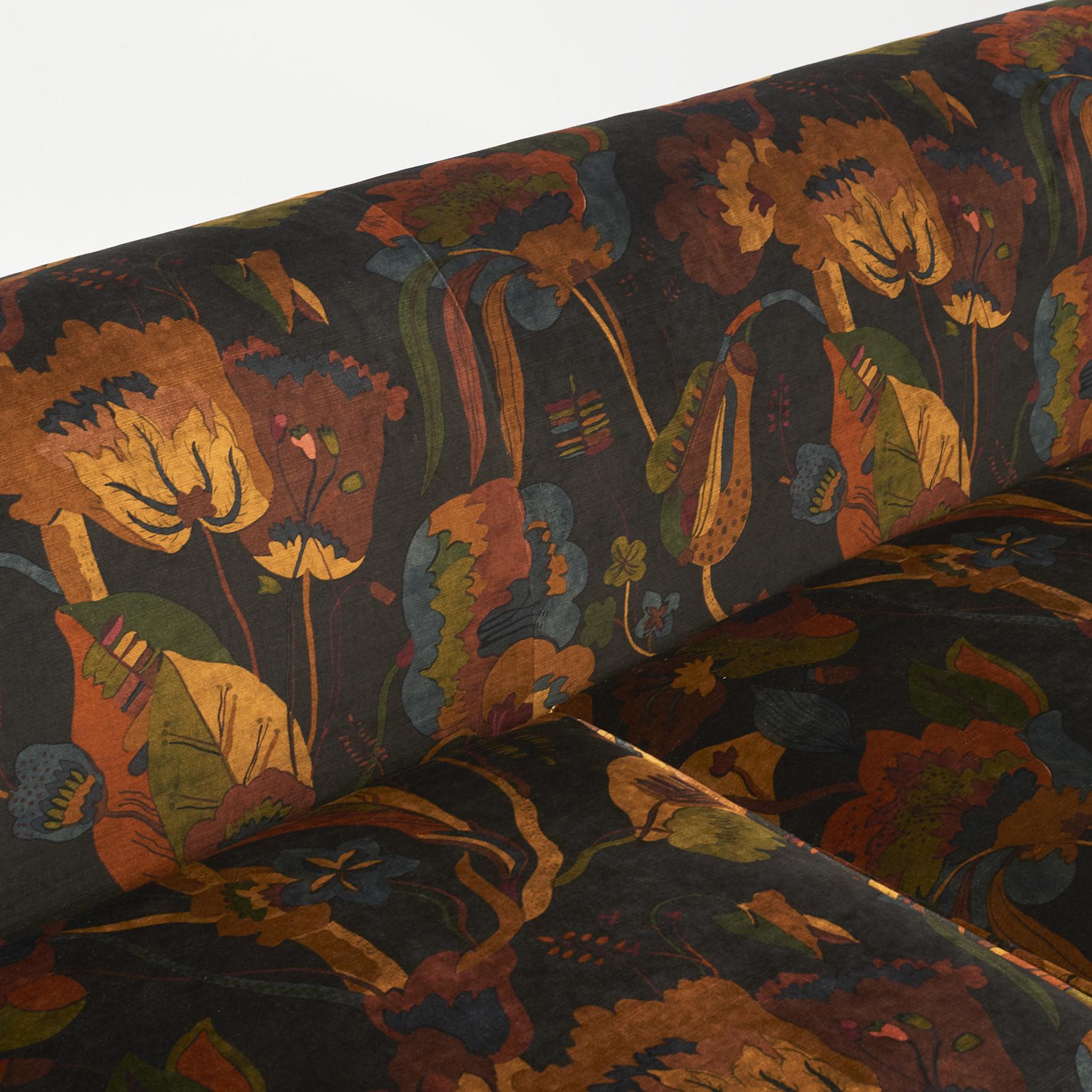 Elegant Italian Design Sofa Free Standing. Printed velvet Fabric For Sale 8
