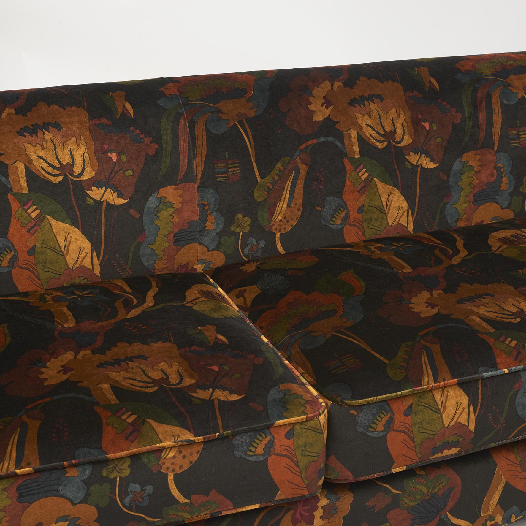 Elegant Italian Design Sofa Free Standing. Printed velvet Fabric For Sale 13